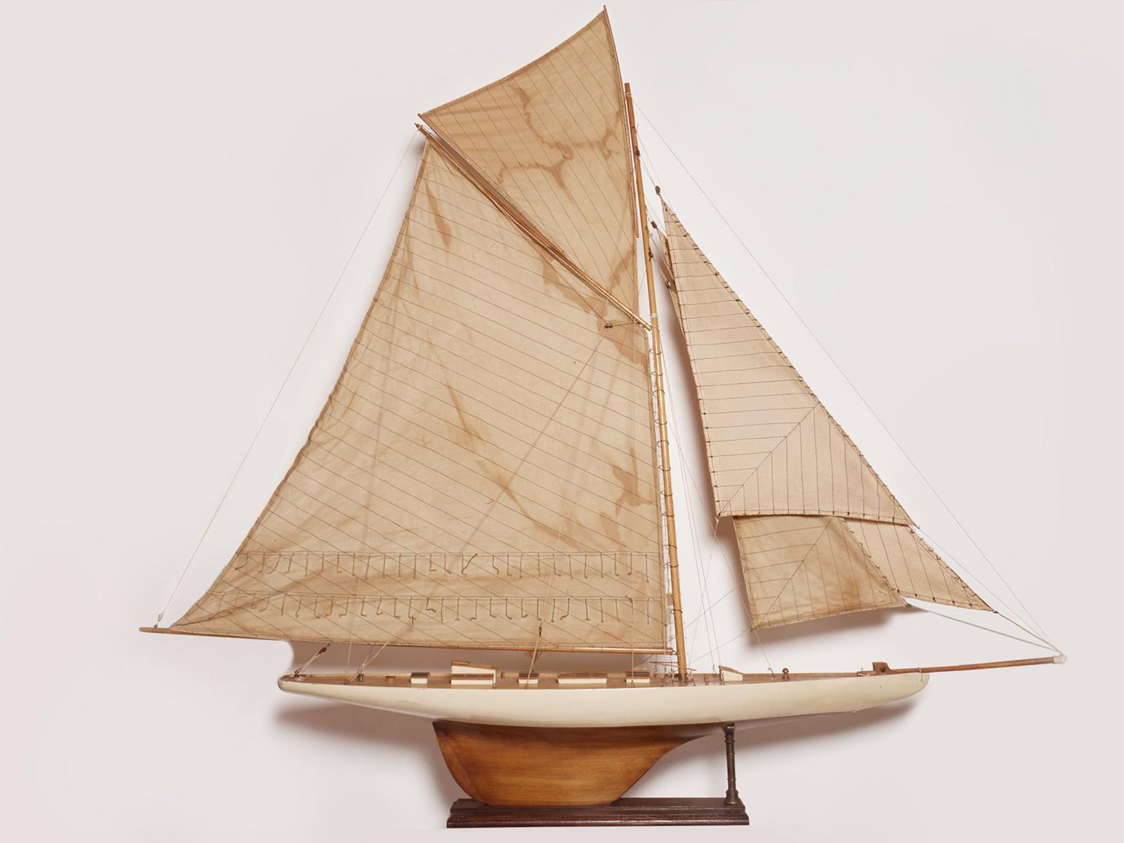 A rare model of a sailing boat according to the “Tuiga” (Giraf, built in United Kingdom in 1909), one of the few sailing yachts in the 24-30 m. size range. Designed and built by the architect William Fife III for the 12th Duke of Medinaceli, Spain.