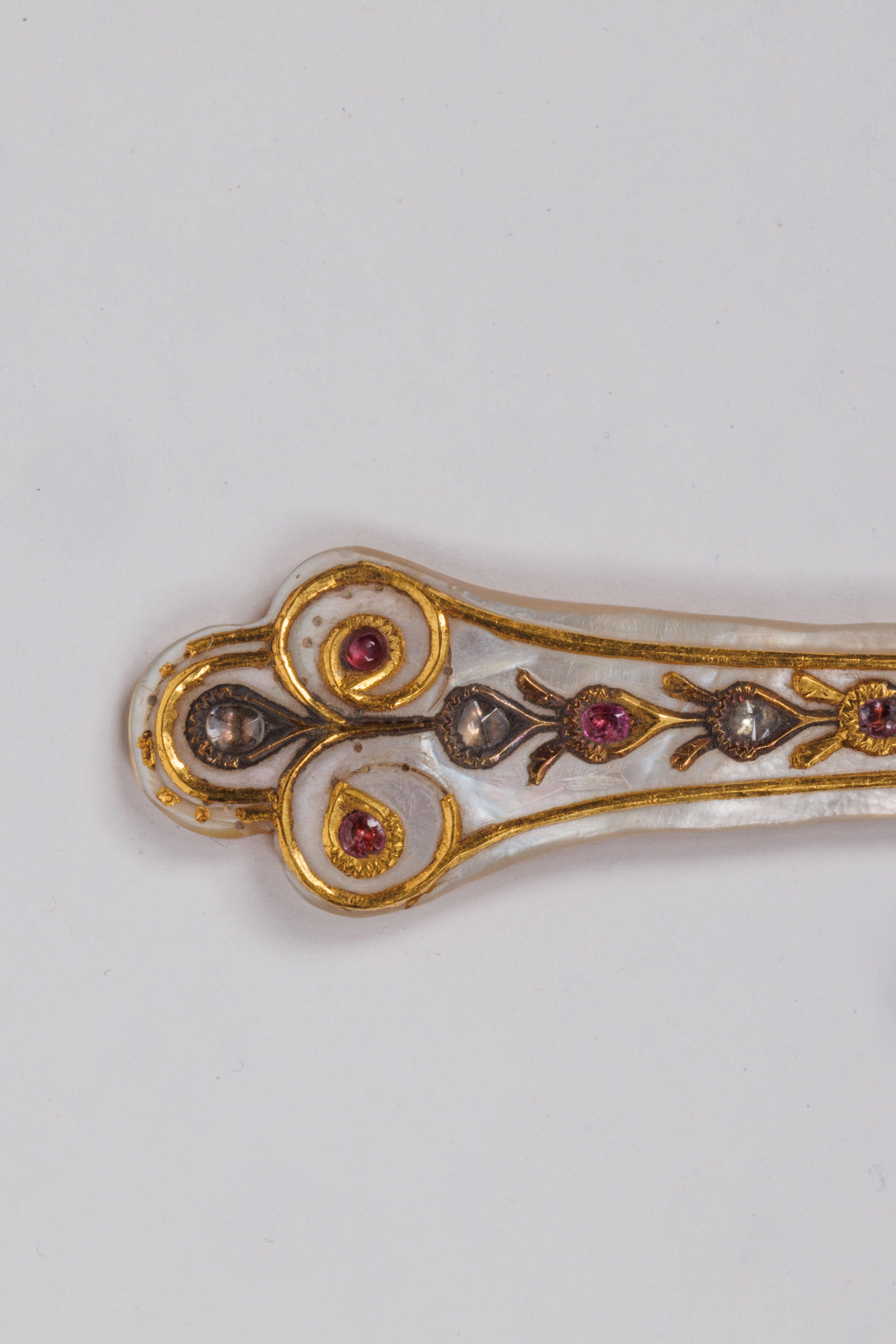 Taglio a rosa Un raro cucchiaio indiano Mughal in oro e smalto madreperlato con diamanti in vendita