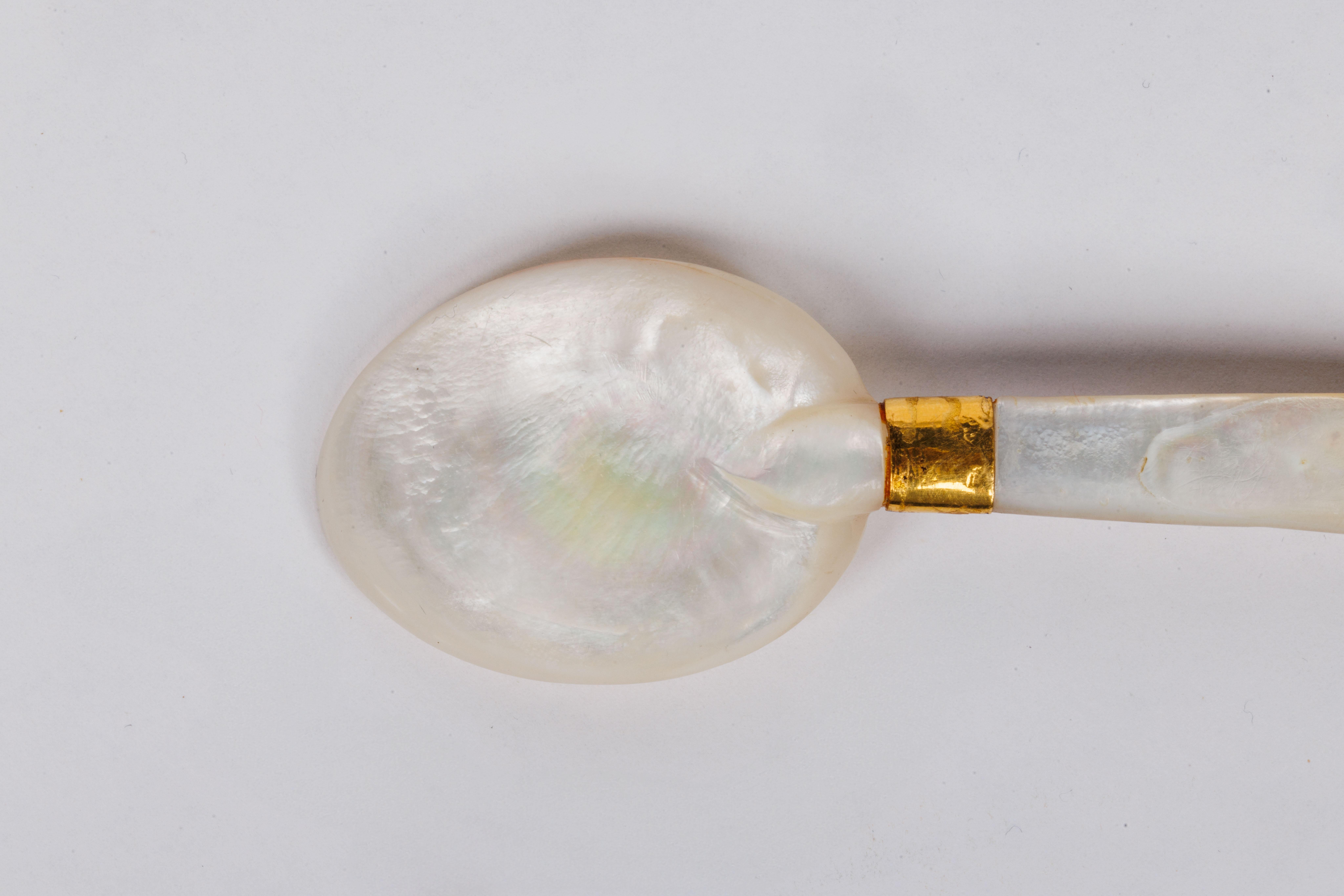 A Rare Mughal Indian Gold and Enamel Mother of Pearl Spoon with Diamonds For Sale 2