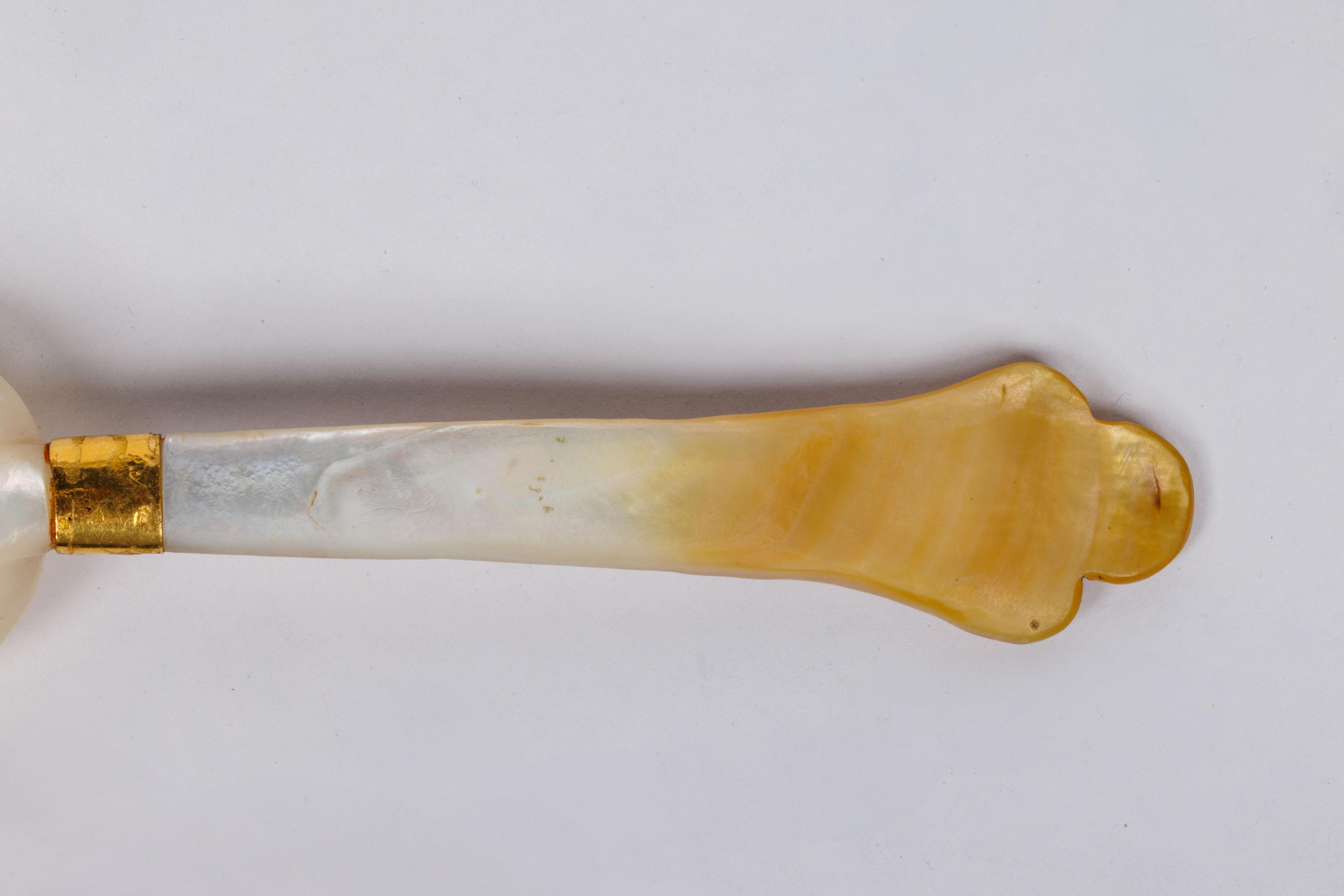 A Rare Mughal Indian Gold and Enamel Mother of Pearl Spoon with Diamonds For Sale 3