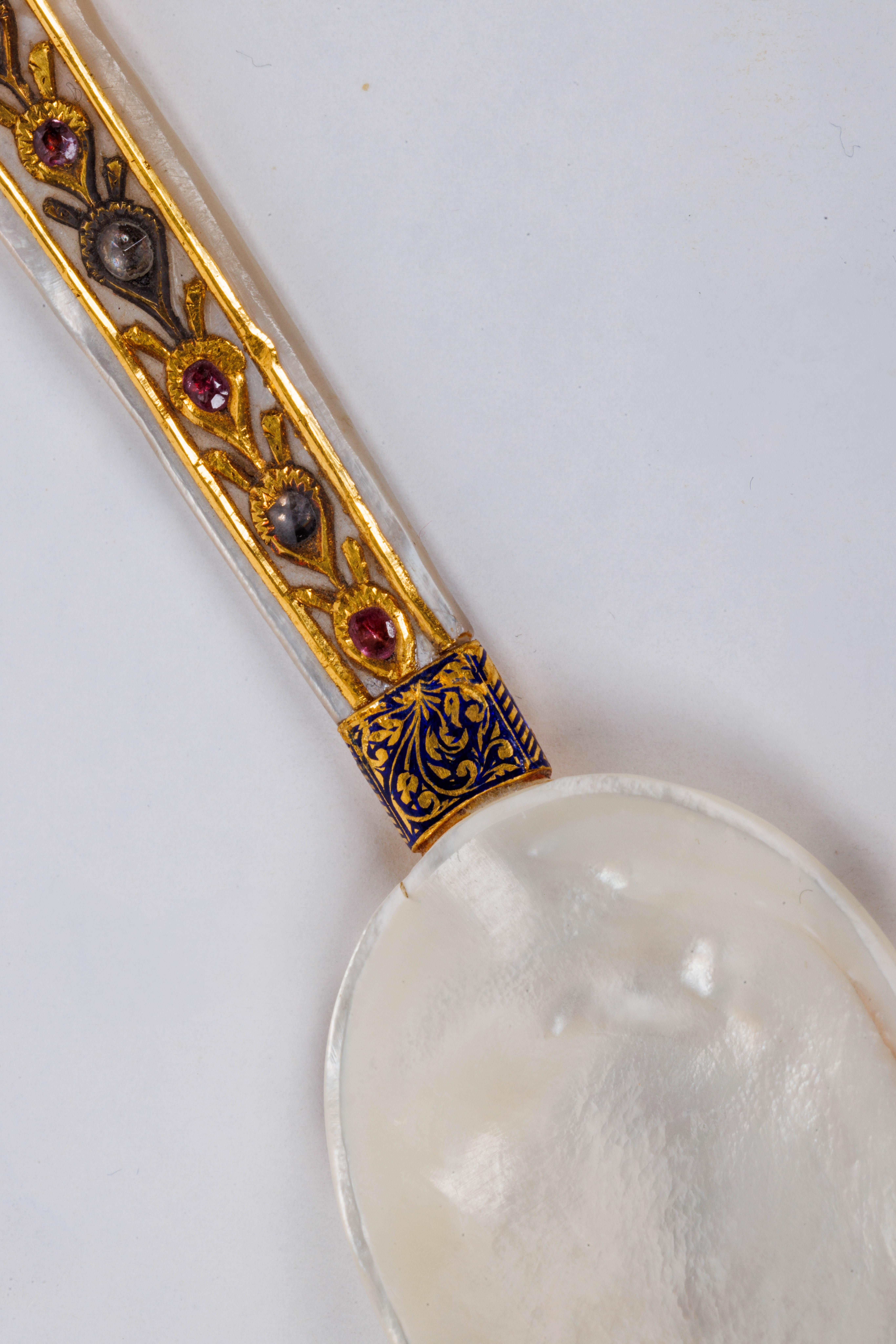 A Rare Mughal Indian Gold and Enamel Mother of Pearl Spoon with Diamonds For Sale 4