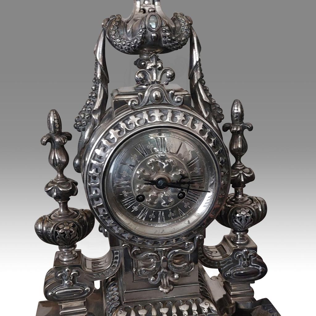 Rare pendule de cheminée néoclassique ancienne et vintage de l'Empire français en bronze argenté Bon état - En vente à London, GB