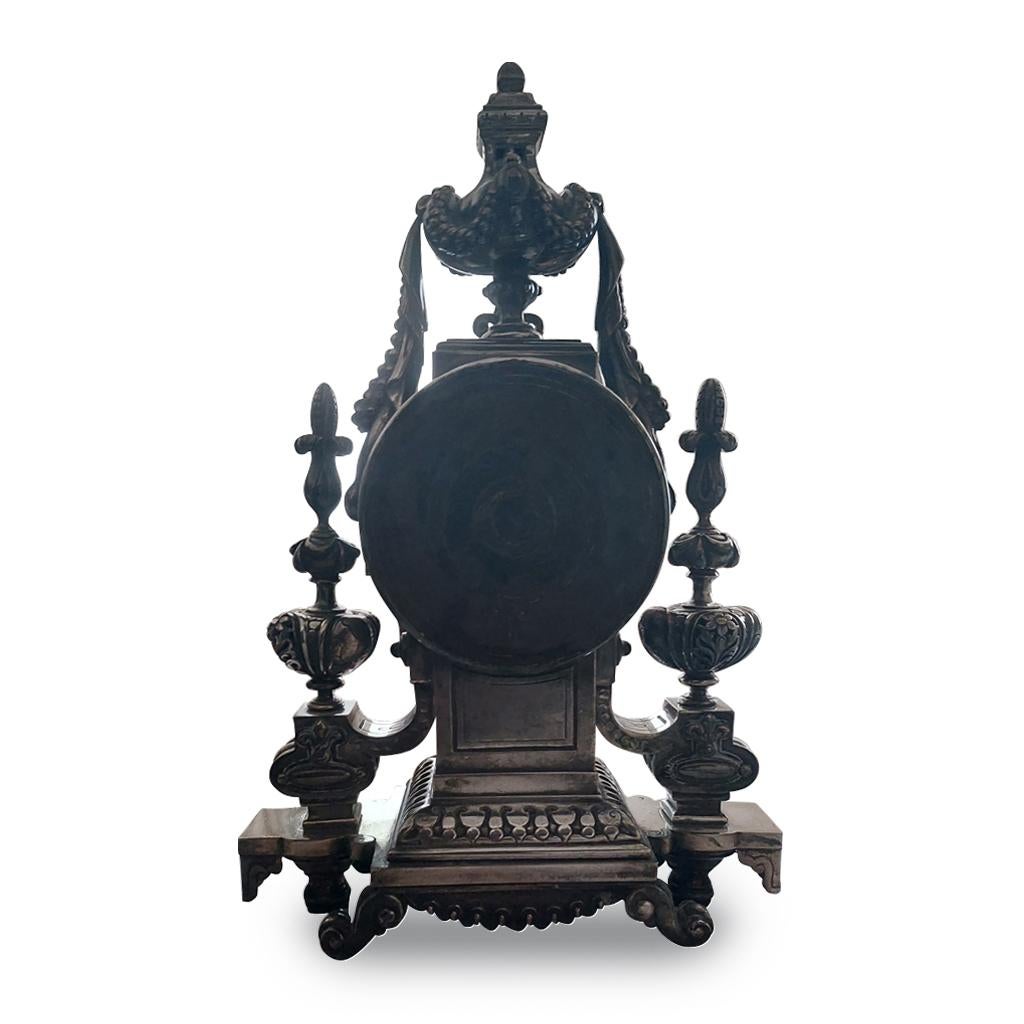Rare pendule de cheminée néoclassique ancienne et vintage de l'Empire français en bronze argenté Unisexe en vente