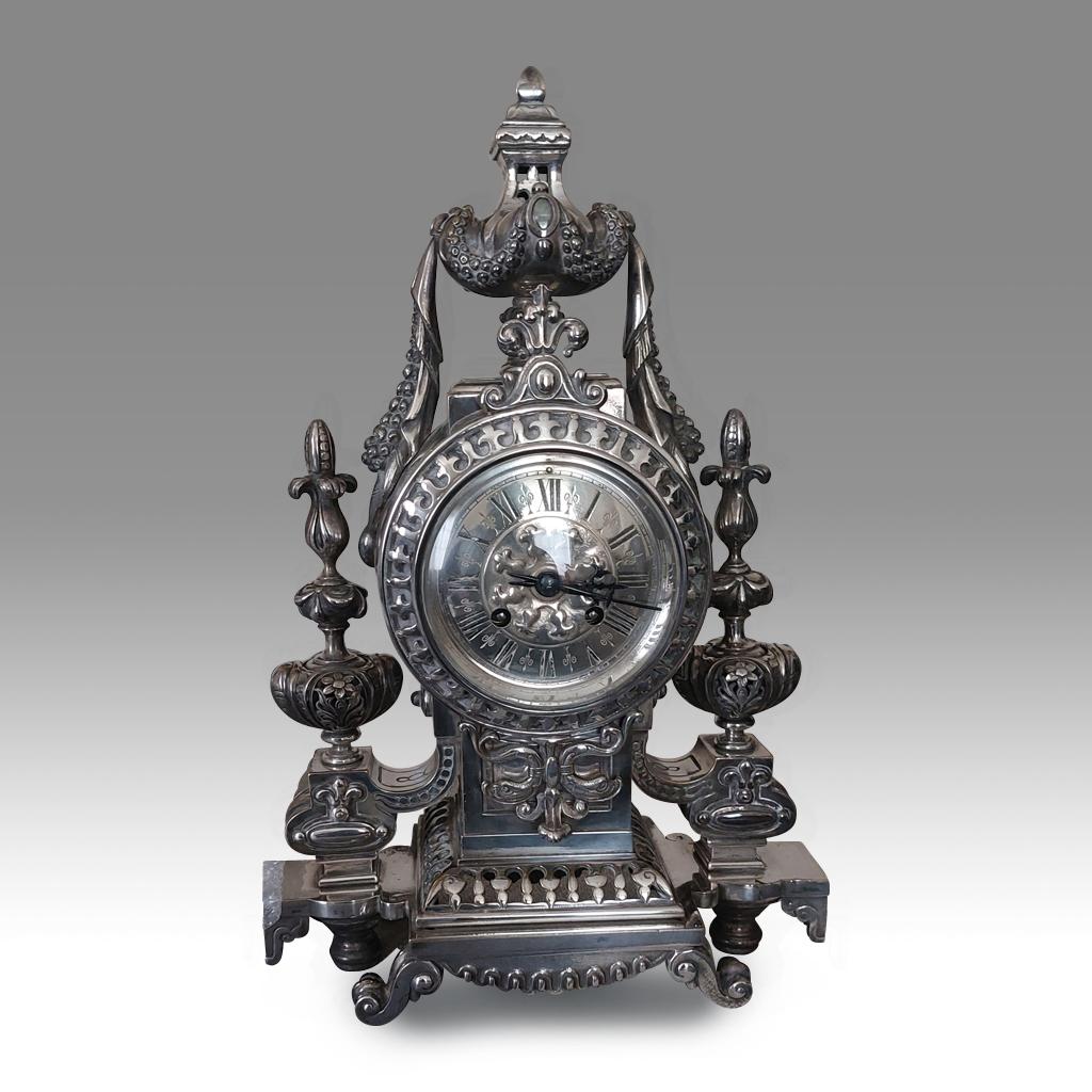Rare pendule de cheminée néoclassique ancienne et vintage de l'Empire français en bronze argenté en vente 1
