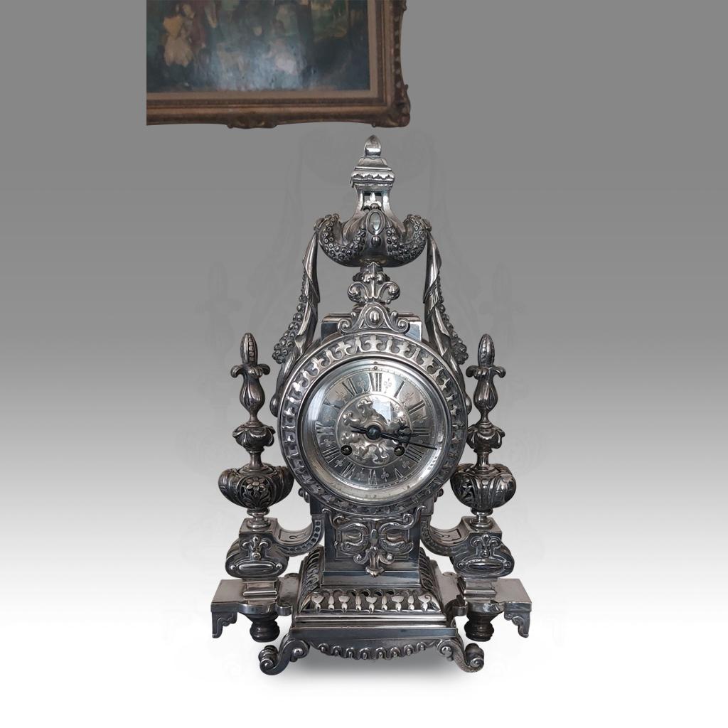 Rare pendule de cheminée néoclassique ancienne et vintage de l'Empire français en bronze argenté en vente 2