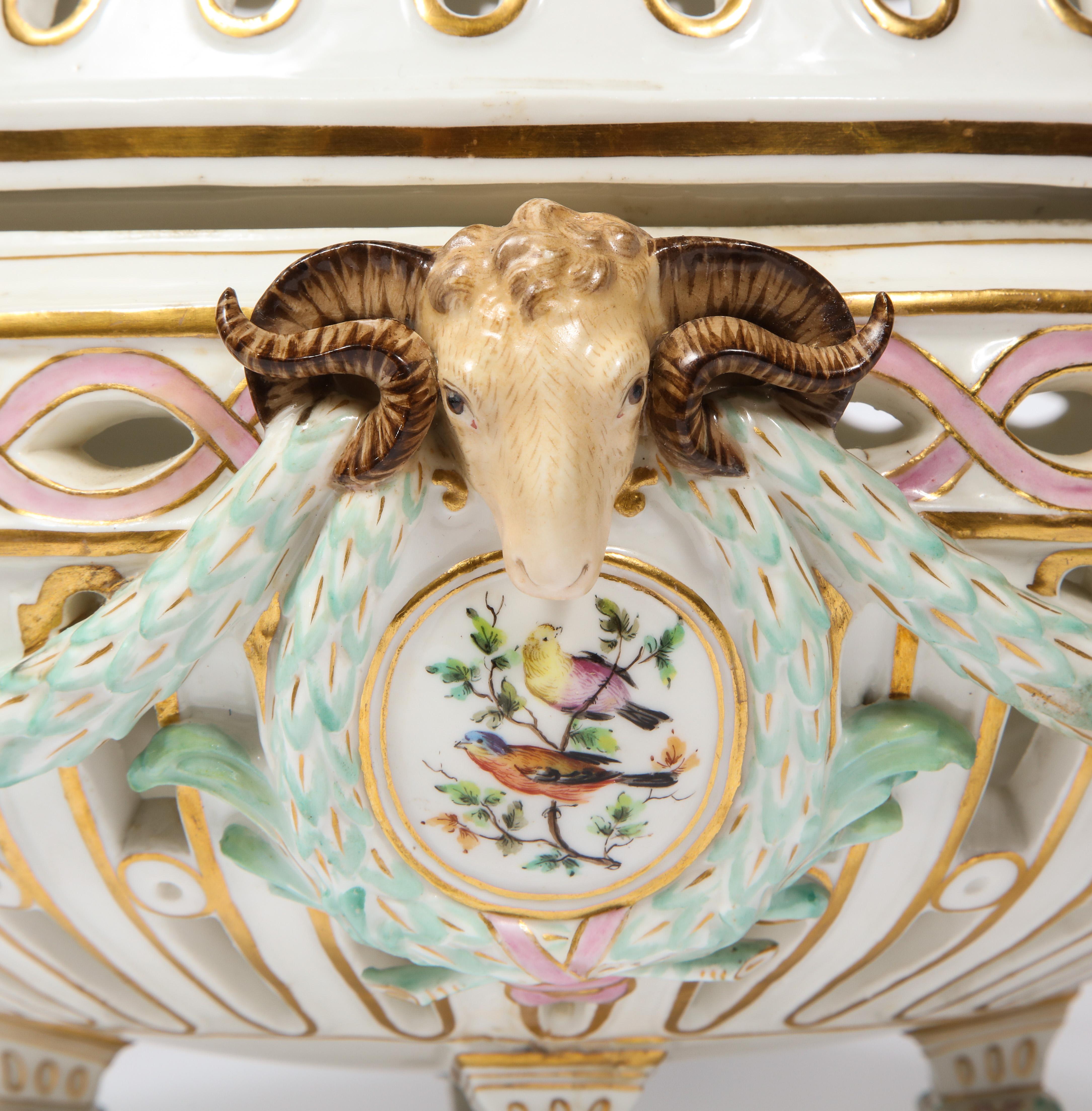 Rare centre de table réticulé en porcelaine de Meissen néoclassique avec têtes de béliers en vente 3