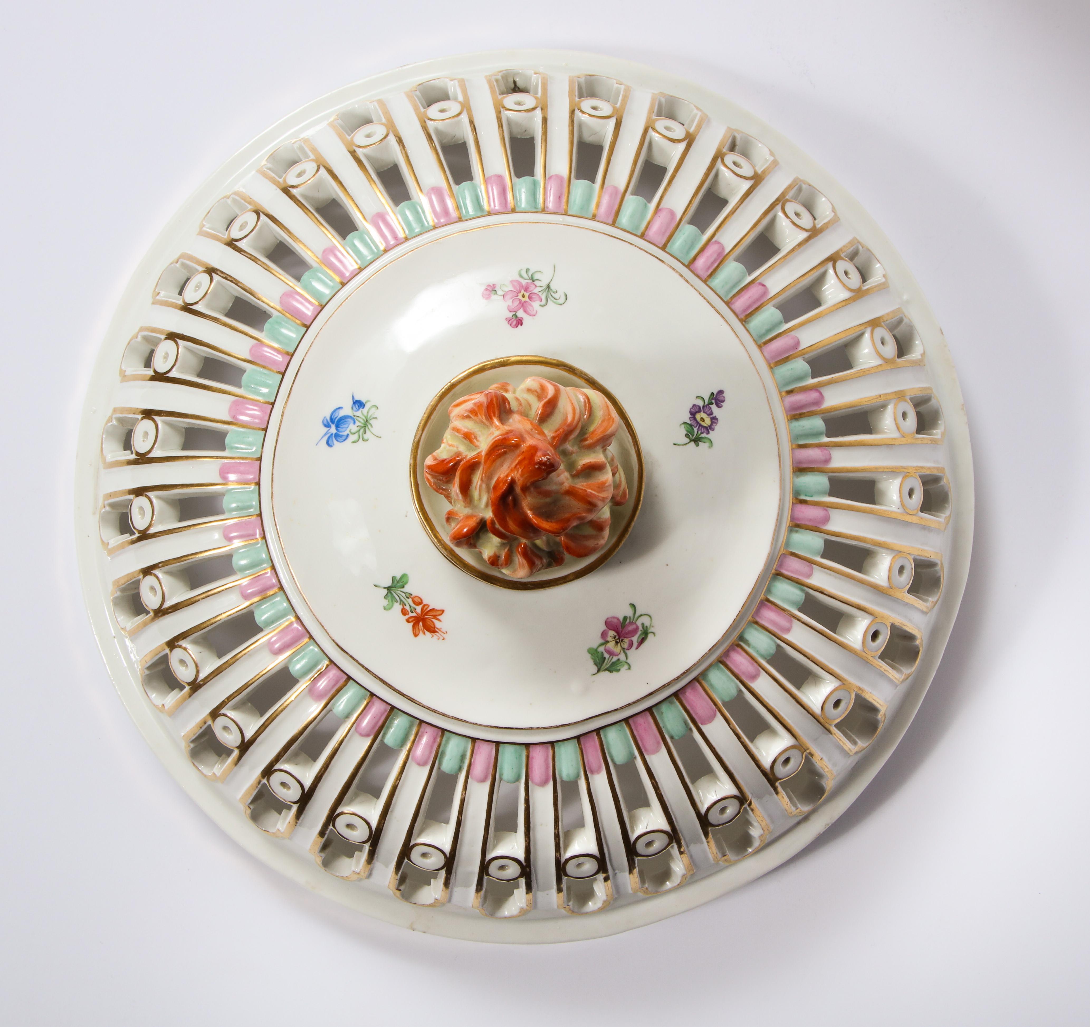 Rare centre de table réticulé en porcelaine de Meissen néoclassique avec têtes de béliers en vente 5