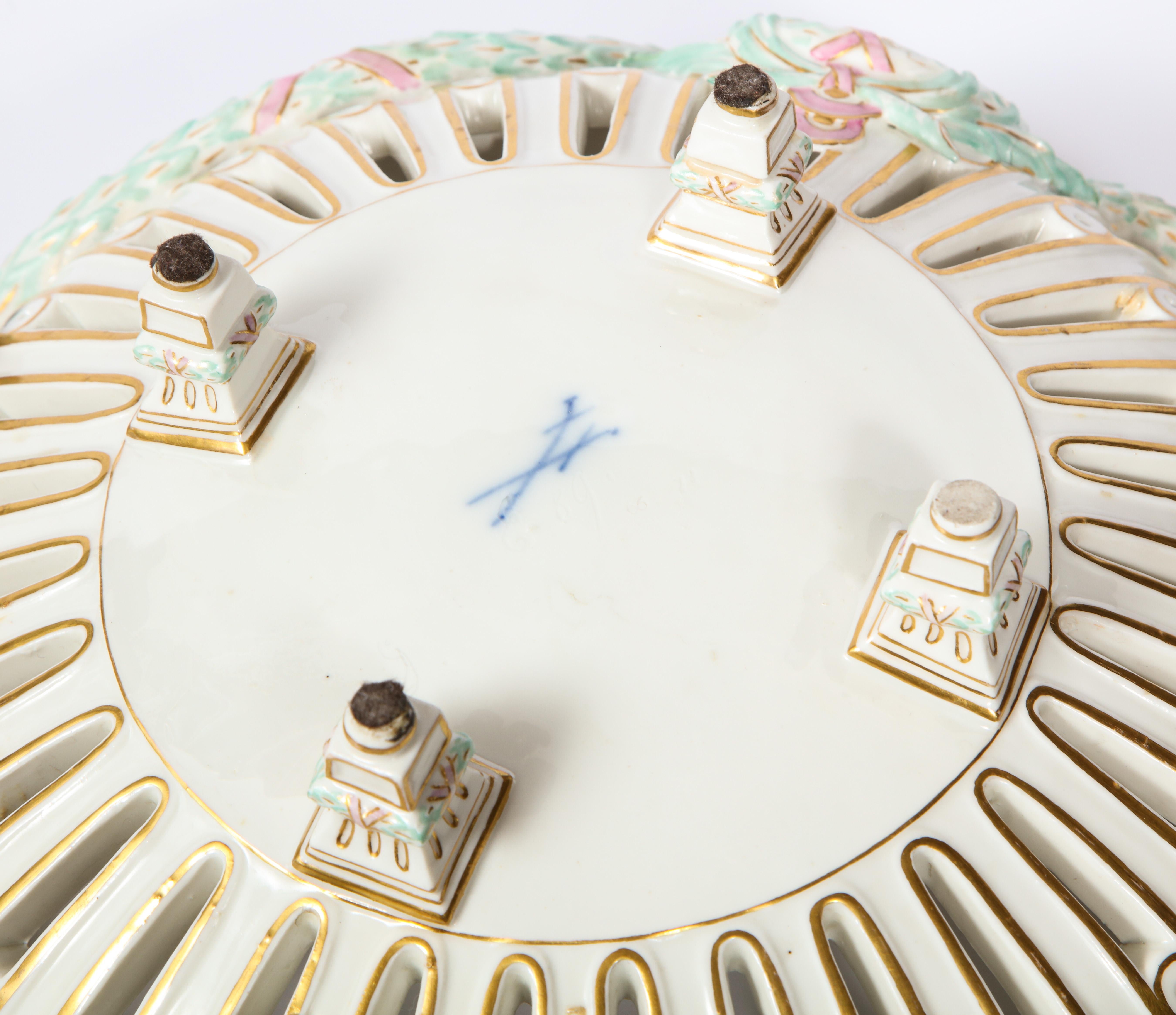 Rare centre de table réticulé en porcelaine de Meissen néoclassique avec têtes de béliers en vente 10
