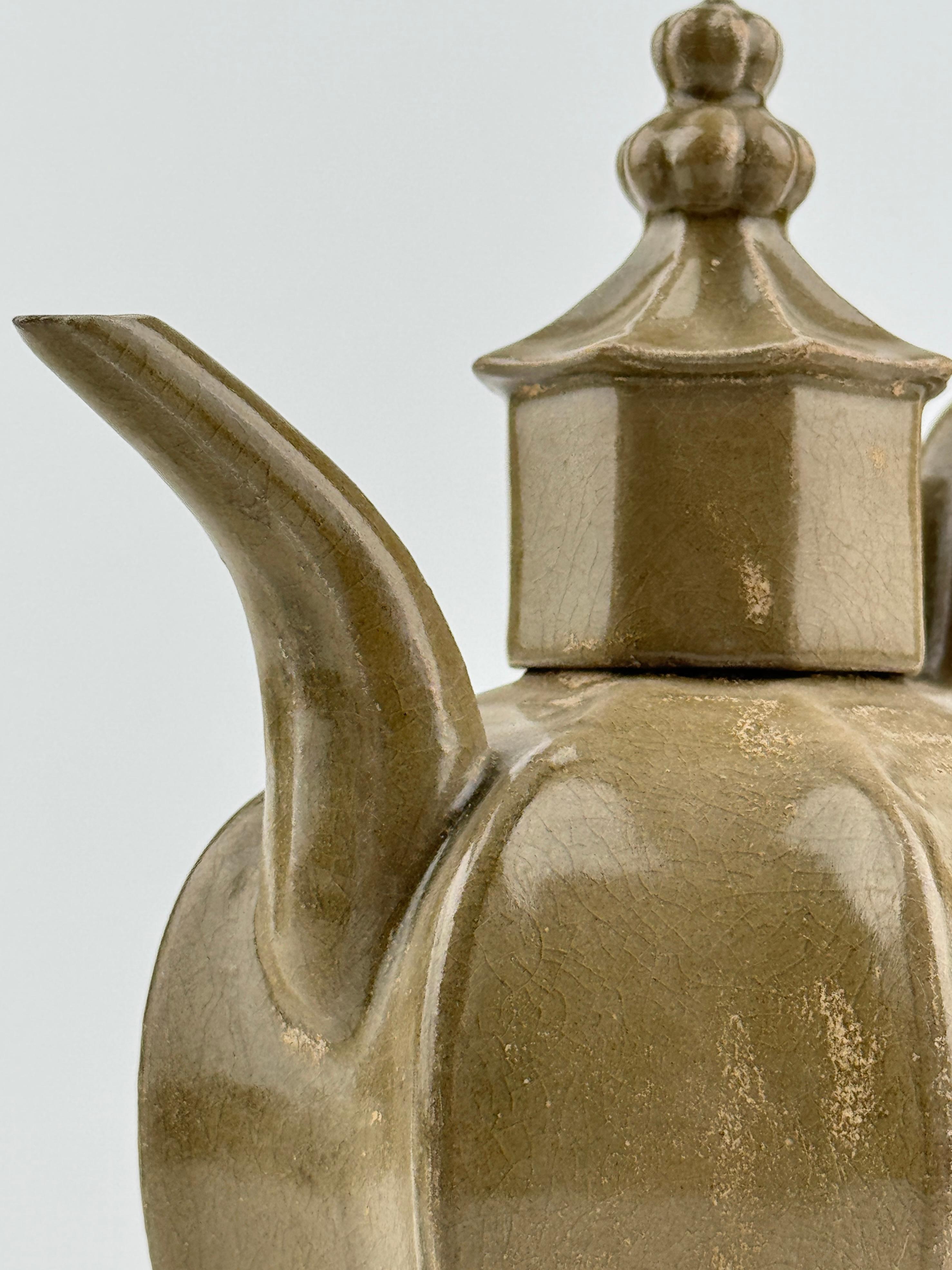 Rare aiguière octogonale en céladon à glaçure olive avec couvercle, Cinq Dynasties/Song Bon état - En vente à seoul, KR