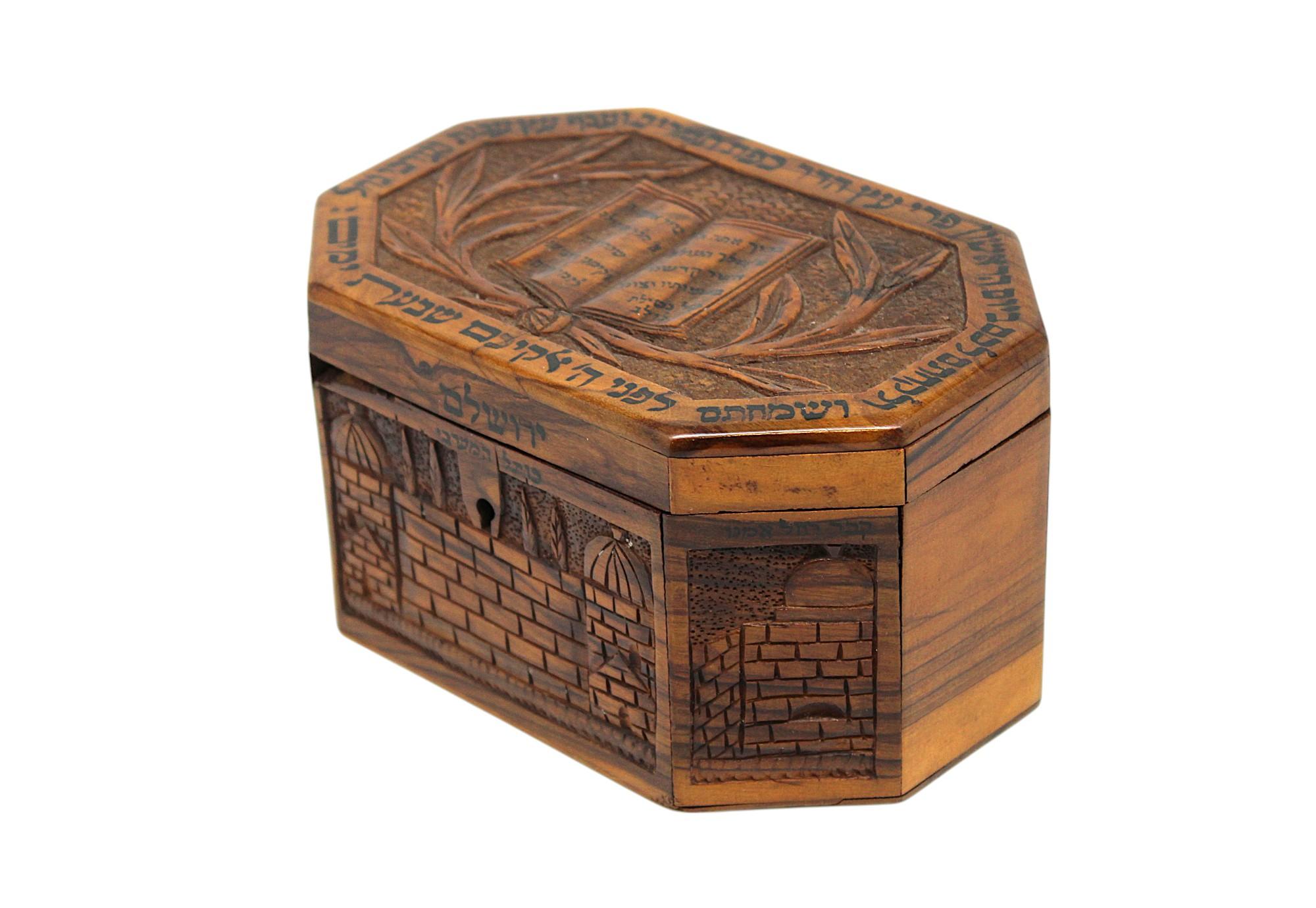 A rare 20th-century olivewood Etrog container handcrafted in Jerusalem. The box features an octagonal shape with intricate carvings that celebrate its cultural and religious significance. 

The lid is adorned with a depiction of the Ten Commandments