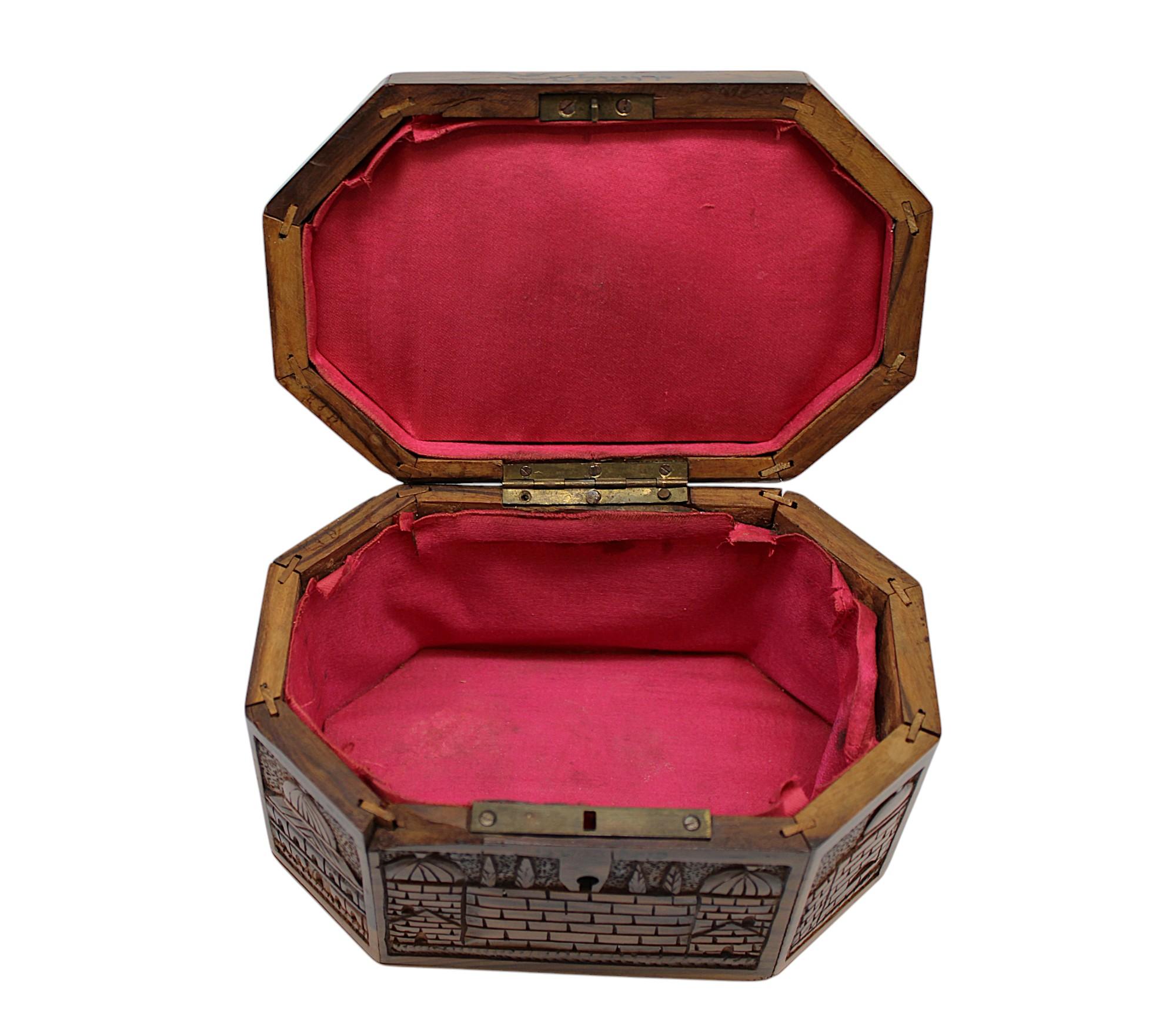 A Rare Olivewood Etrog Container, Jerusalem 20th century In Good Condition For Sale In New York, NY