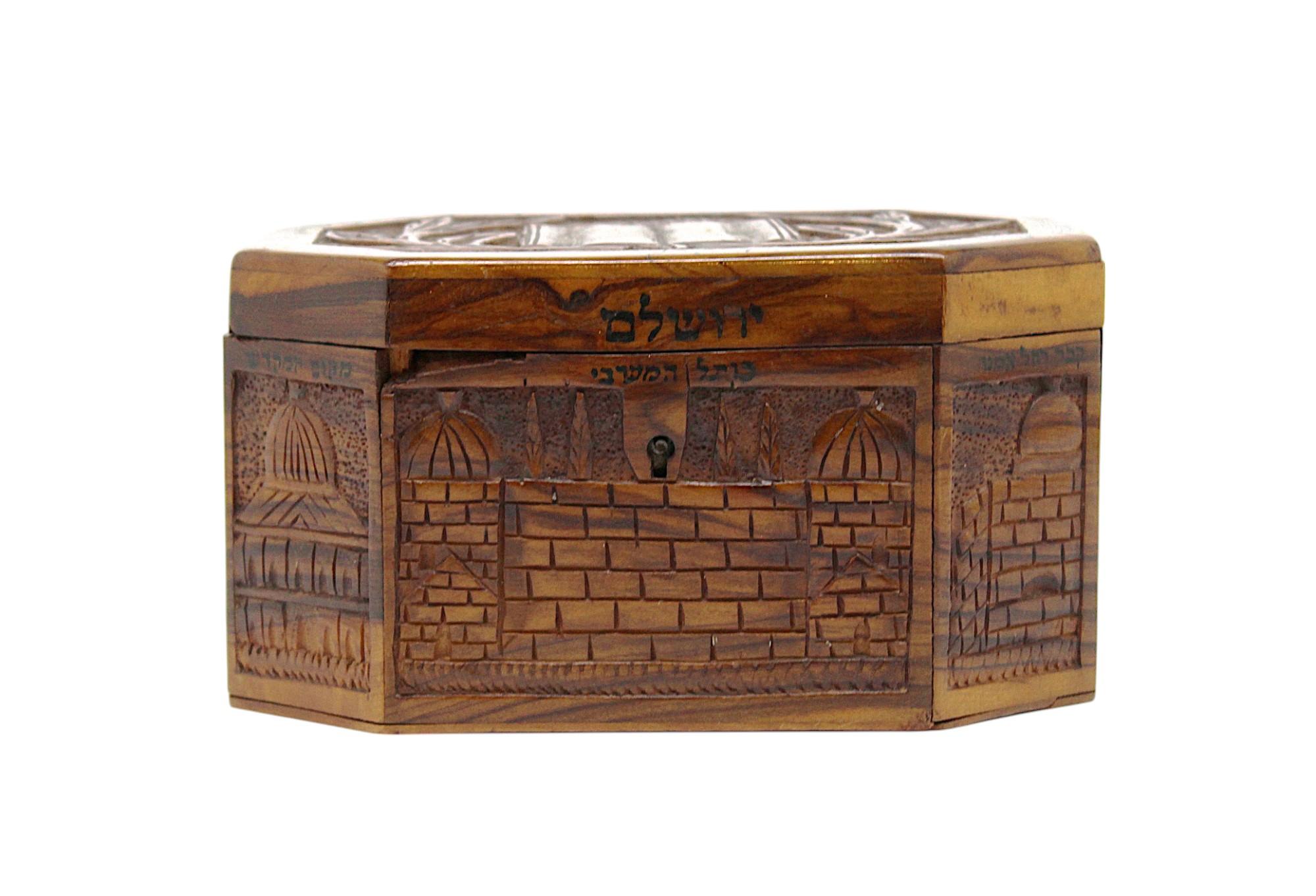 A Rare Olivewood Etrog Container, Jerusalem 20th century For Sale 2