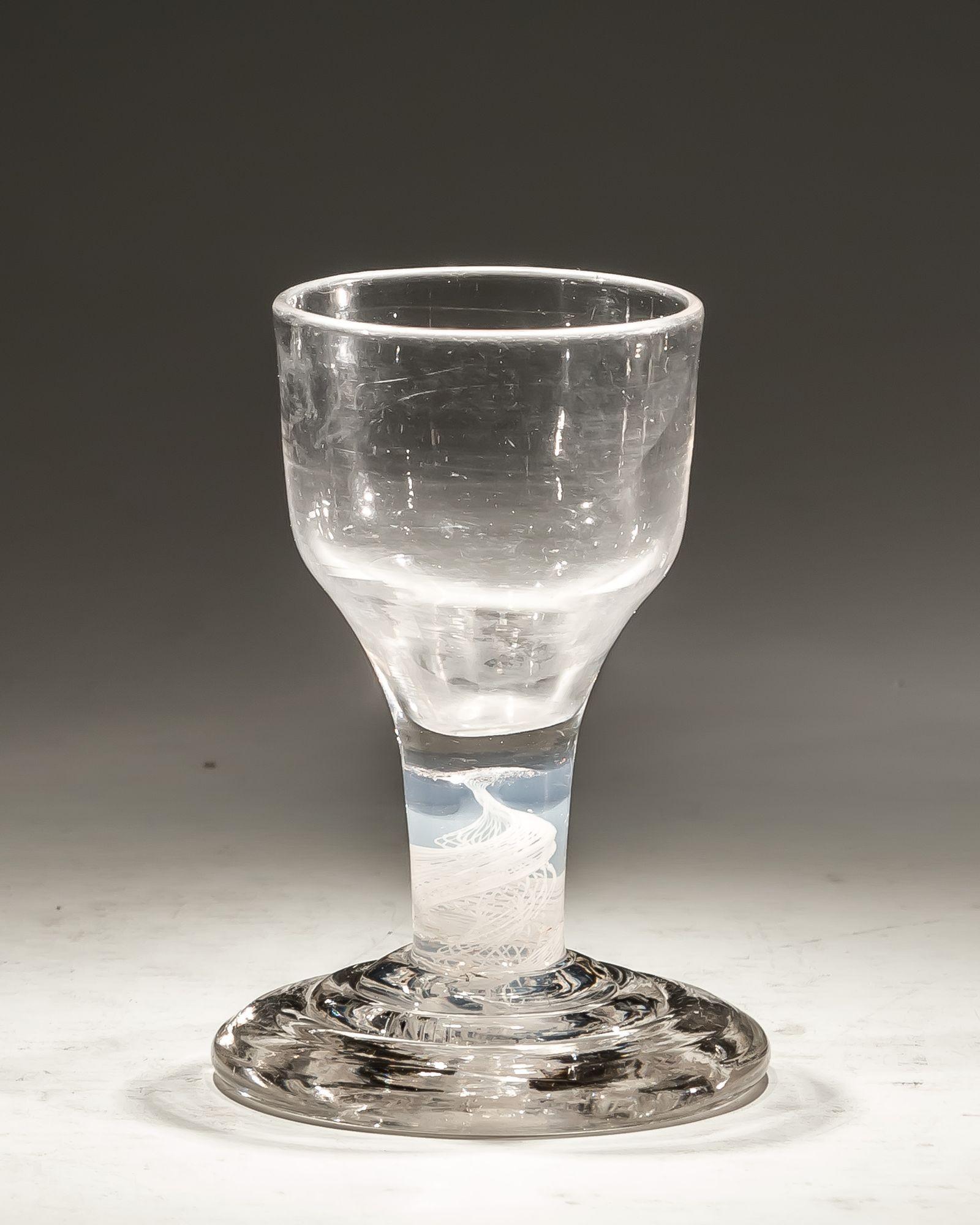Un raro vaso de cocción de tallo opaco y opalescente con pie de terraza siglo XVIII y antes en venta