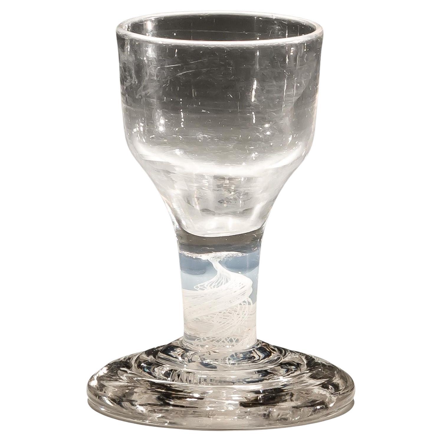 Un raro vaso de cocción de tallo opaco y opalescente con pie de terraza en venta