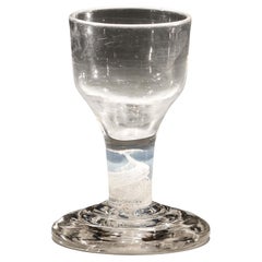 Un raro vaso de cocción de tallo opaco y opalescente con pie de terraza