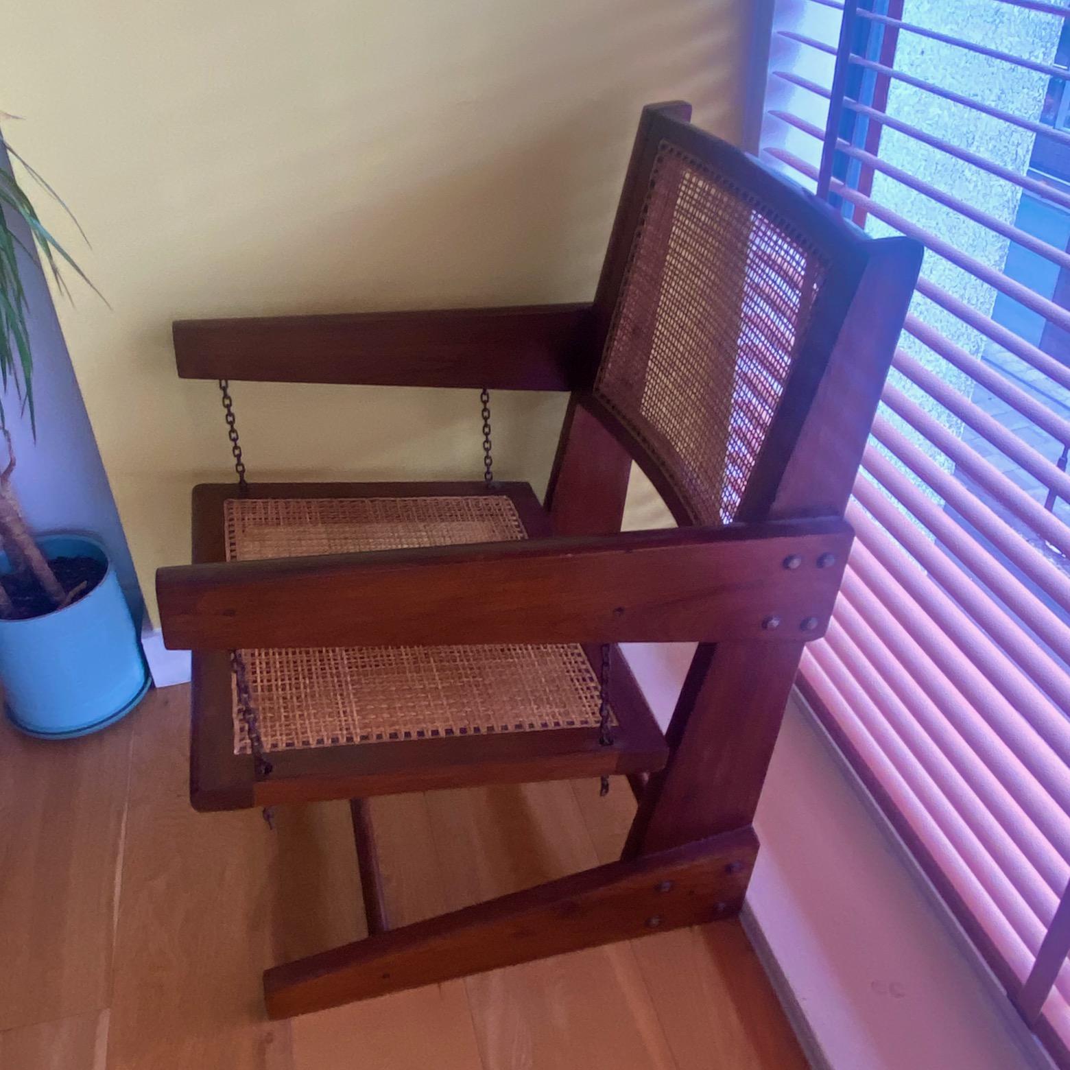 Una rara sedia da salotto oscillante in teak originale di Pierre Jeanneret, 1955 circa, India in vendita 3
