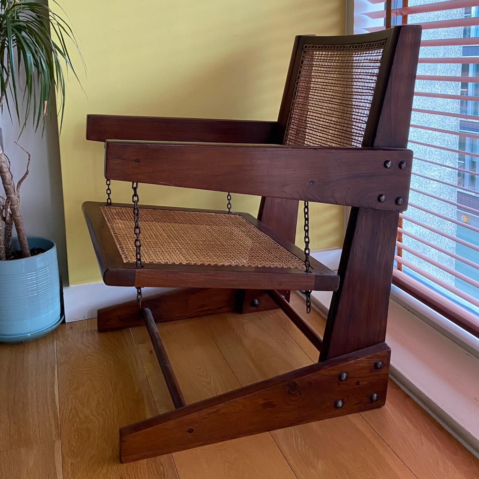 Mid-Century moderno Una rara sedia da salotto oscillante in teak originale di Pierre Jeanneret, 1955 circa, India in vendita