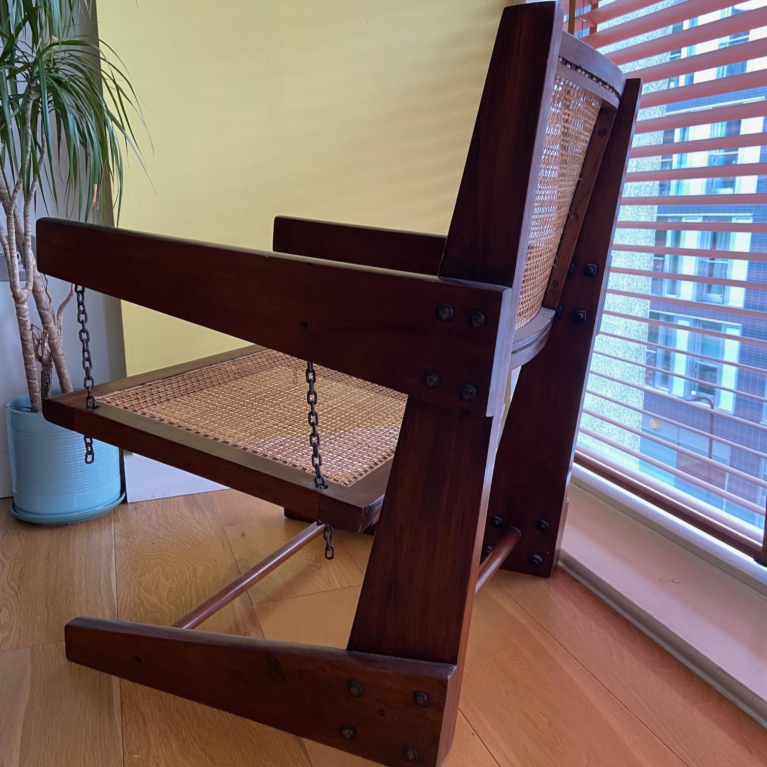 XX secolo Una rara sedia da salotto oscillante in teak originale di Pierre Jeanneret, 1955 circa, India in vendita