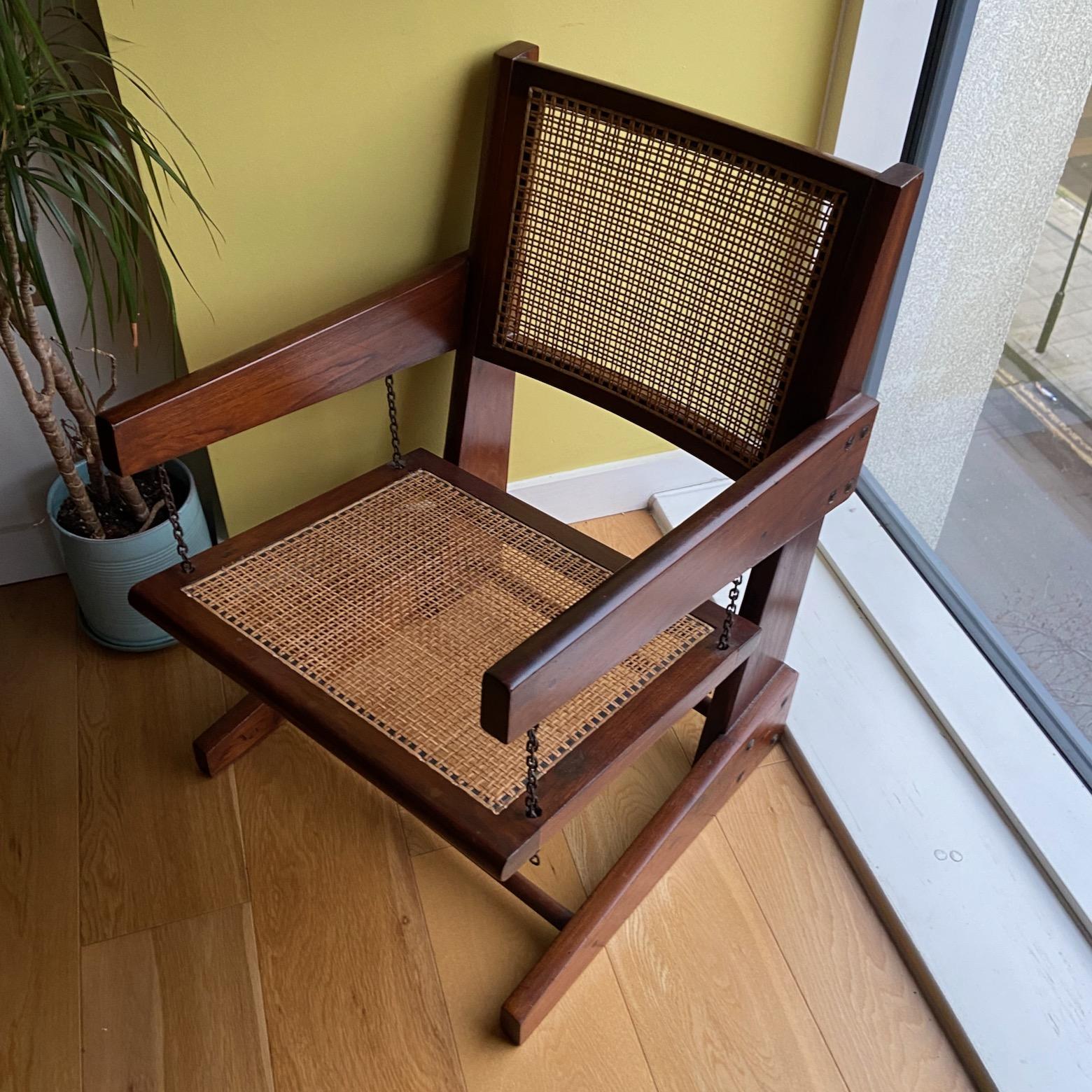 Teak Una rara sedia da salotto oscillante in teak originale di Pierre Jeanneret, 1955 circa, India in vendita