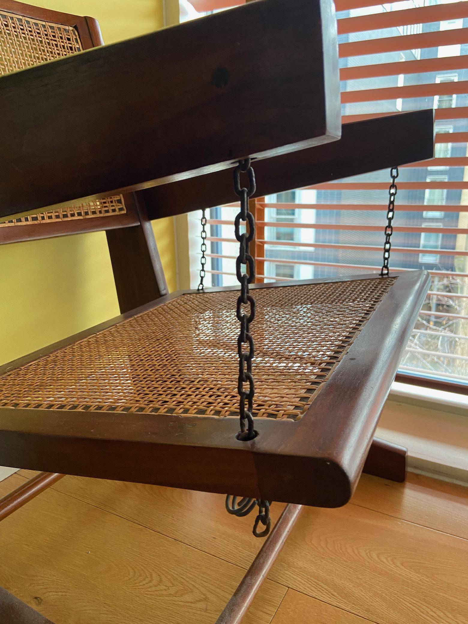 Una rara sedia da salotto oscillante in teak originale di Pierre Jeanneret, 1955 circa, India in vendita 1