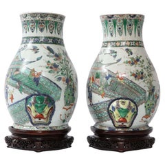 Seltenes Paar Wandvasen aus chinesischem Porzellan mit Wucai-Dekor aus der Kangxi-Periode (18. Jahrhundert)