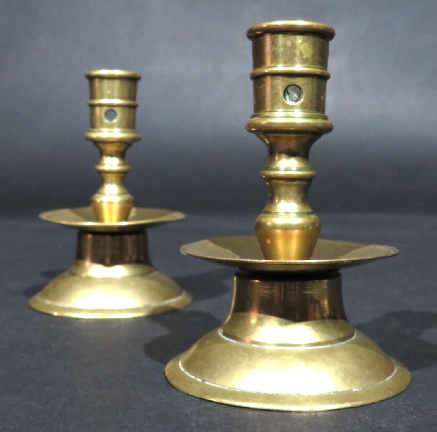 Raro par de candelabros enanos de latón del siglo XVI / XVII, Países Bajos Colonial holandés en venta