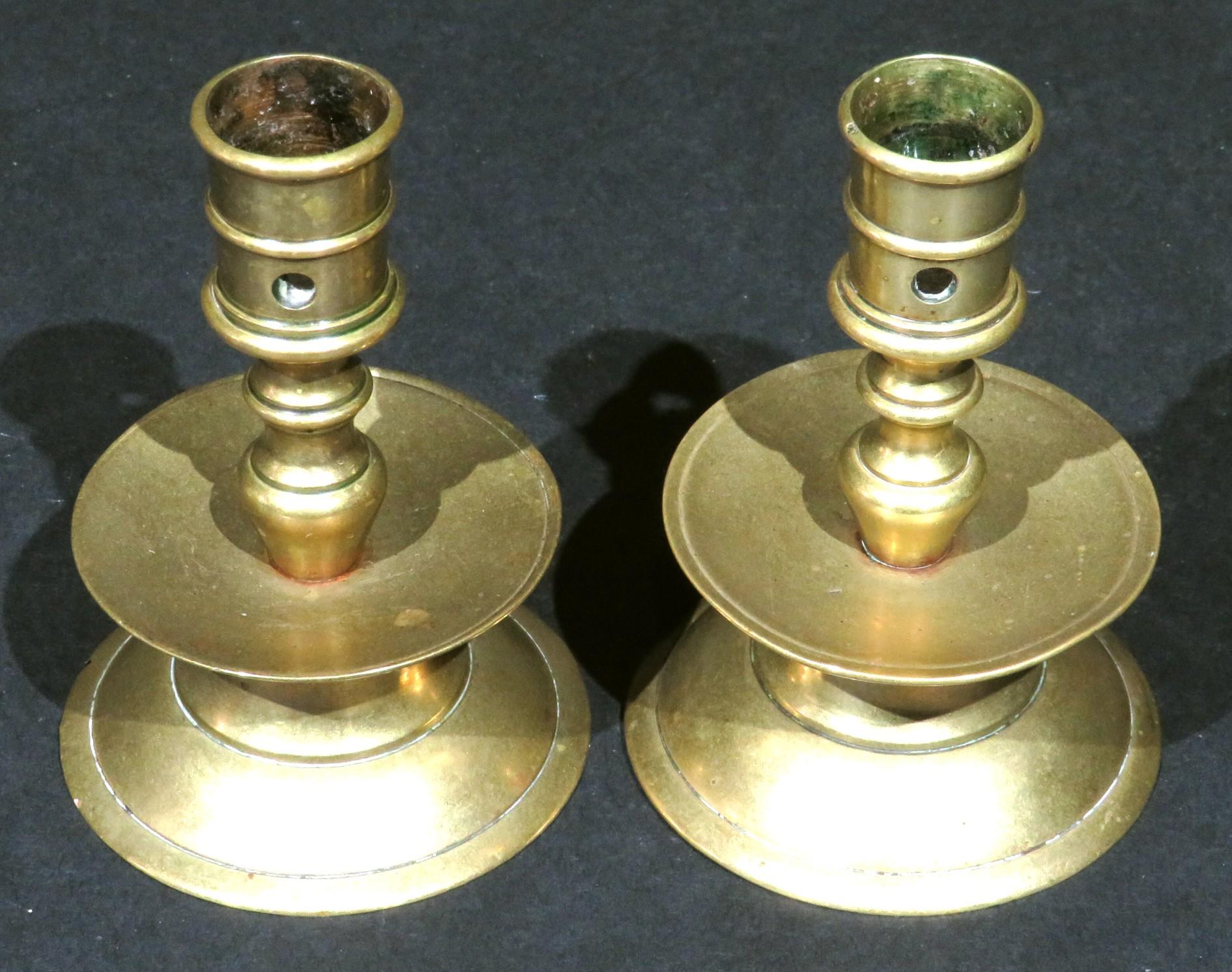 Raro par de candelabros enanos de latón del siglo XVI / XVII, Países Bajos Holandés en venta