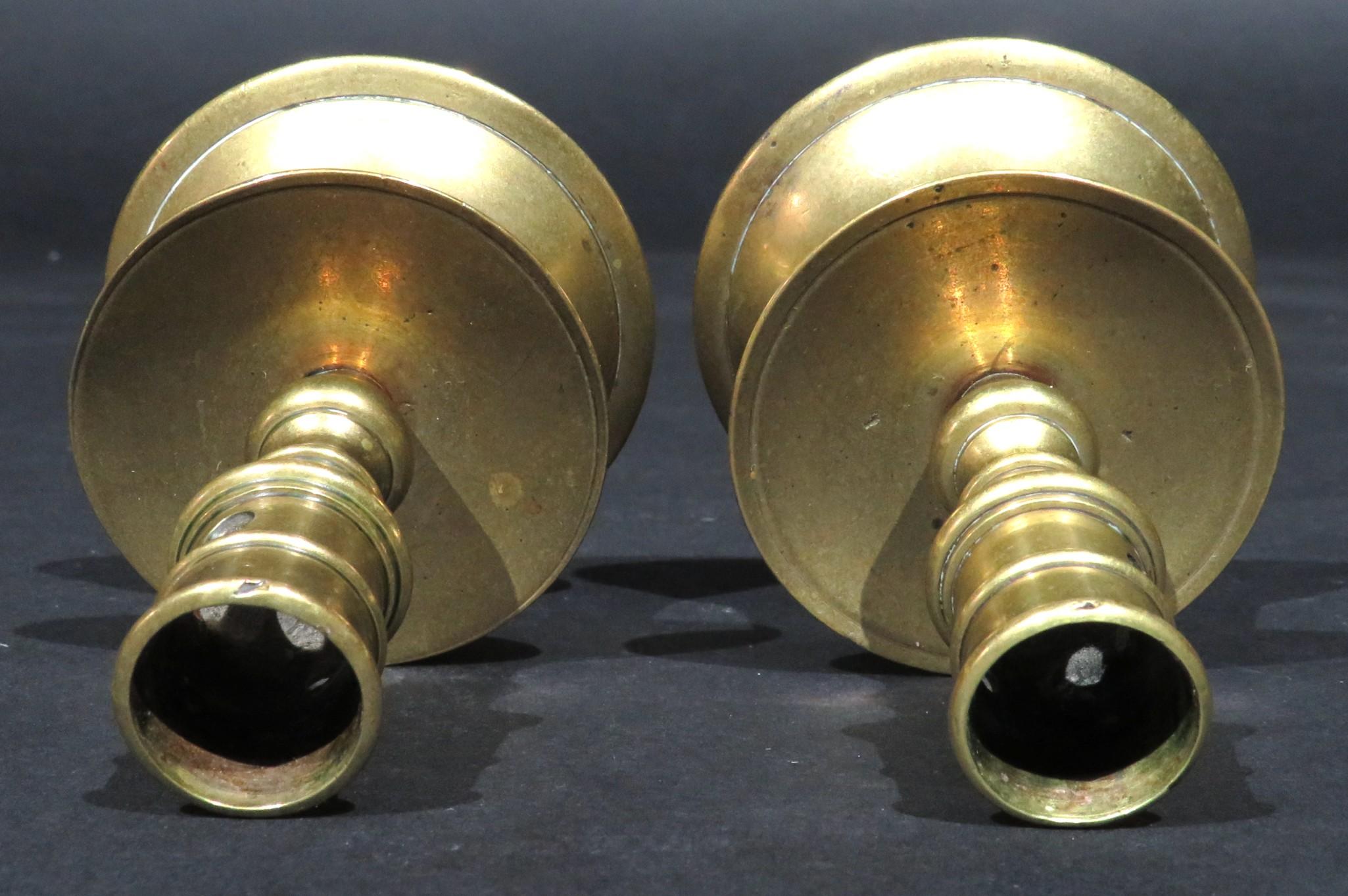 Raro par de candelabros enanos de latón del siglo XVI / XVII, Países Bajos Vaciado en venta