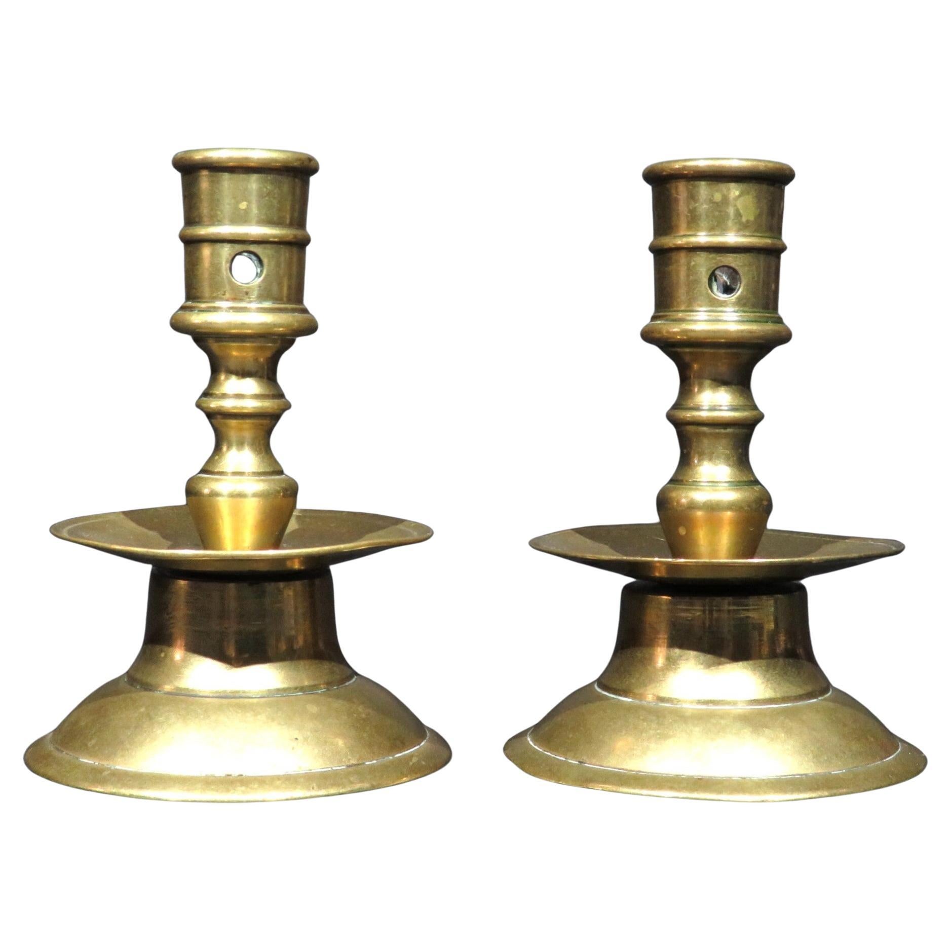Raro par de candelabros enanos de latón del siglo XVI / XVII, Países Bajos