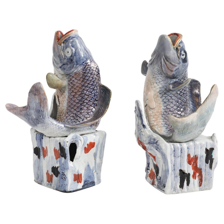 Ein seltenes Paar japanischer Arita-Porzellanfiguren aus dem 17./18. Jahrhundert, darstellend Karpfen/Fische im Angebot bei 1stDibs Deutschland