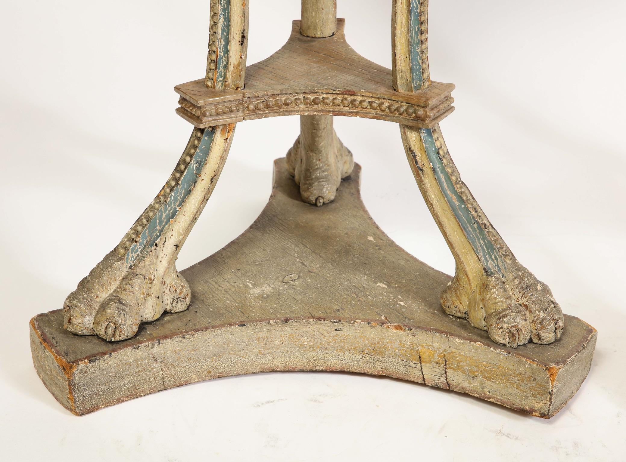 Rare paire de guéridons peints anglais du XVIIIe siècle en vente 2