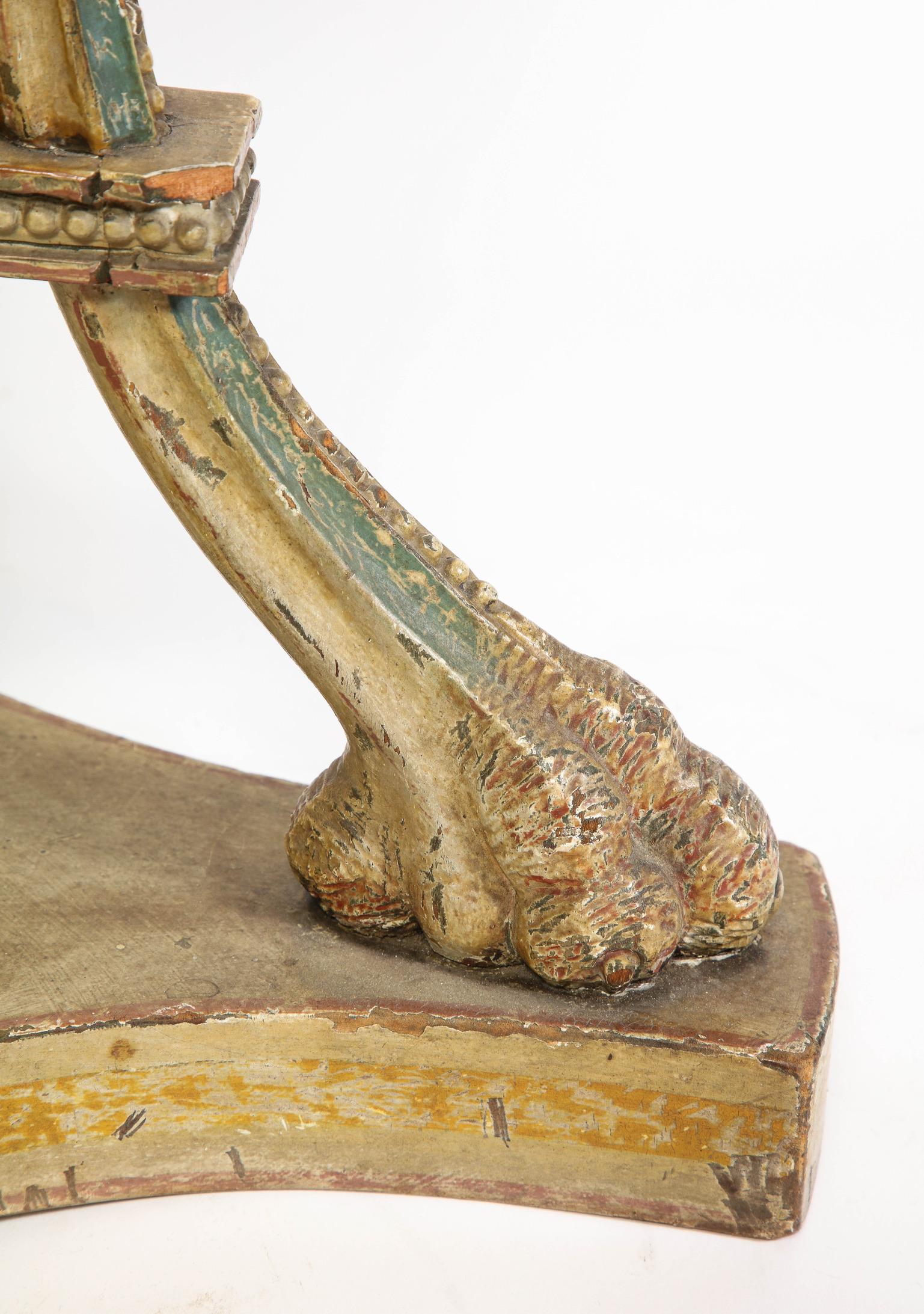 Rare paire de guéridons peints anglais du XVIIIe siècle en vente 11