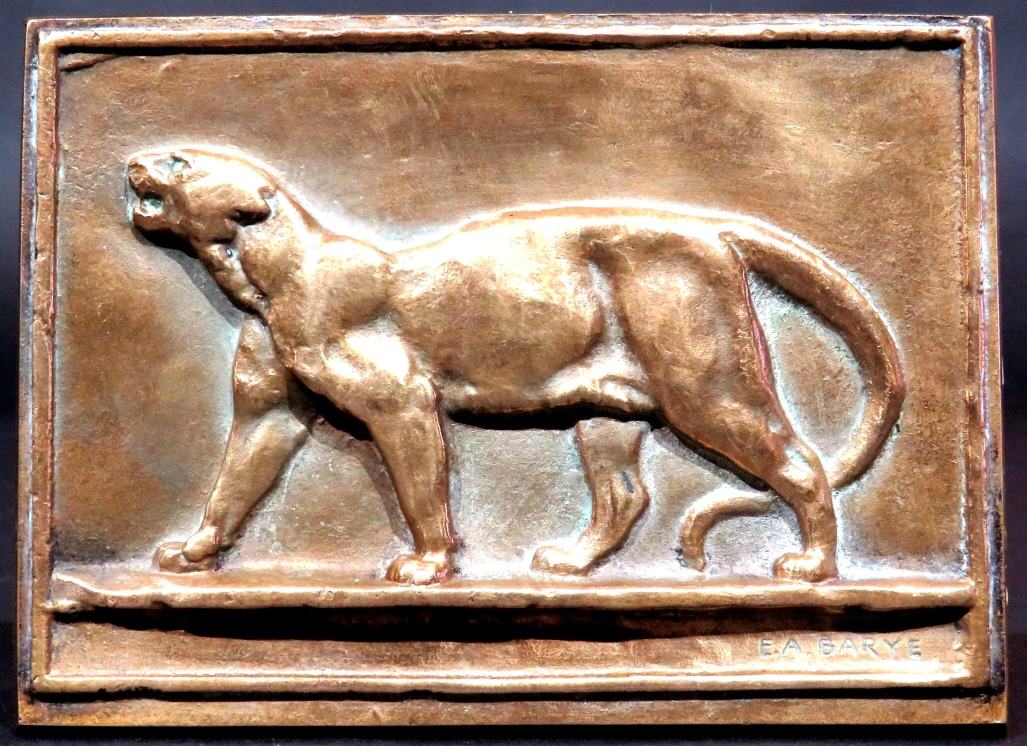 Ambas finas placas de bronce en bajorrelieve presentan una fina pátina antigua con un lustroso tono rosáceo como resultado de la mayor proporción de cobre que se encuentra en esta particular aleación de bronce, en comparación con la del bronce