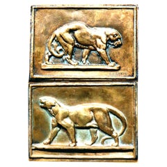 Paire rare de plaques en bronze animalier signées par l'artiste et attribuées à Barye