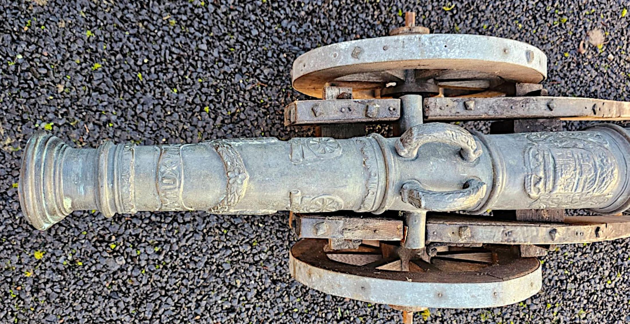 A  Rare Pair of 19th Century Bronze Barrelled Signal Cannons on Timber Base For Sale 7