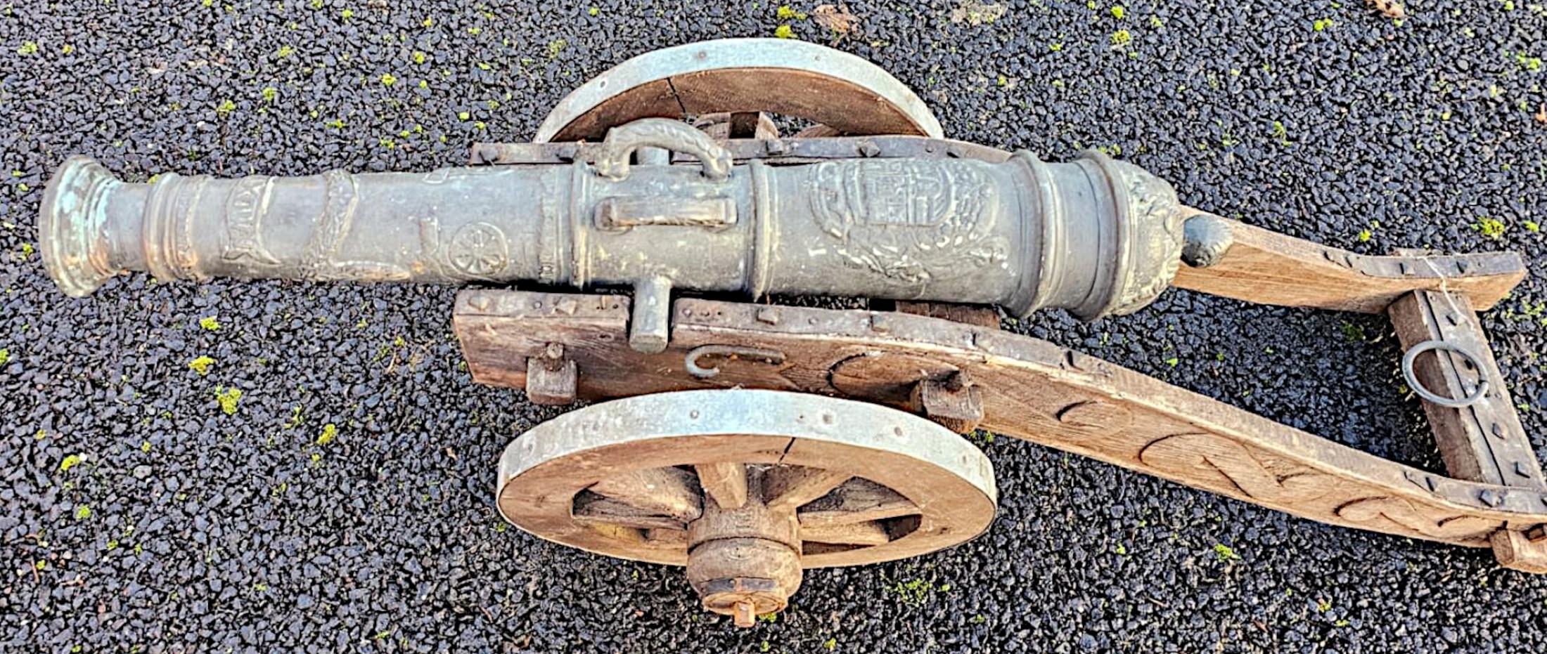 A  Rare Pair of 19th Century Bronze Barrelled Signal Cannons on Timber Base For Sale 4