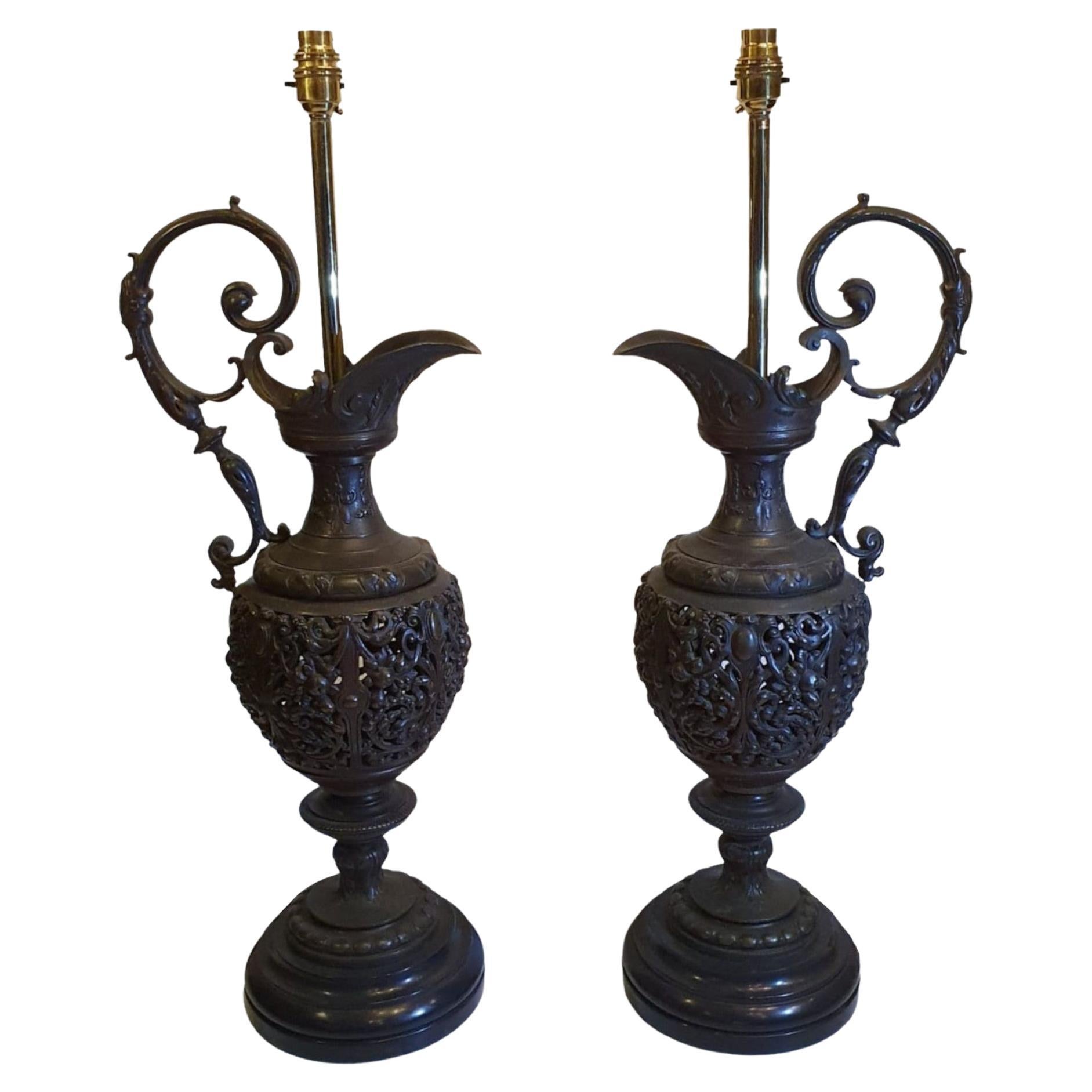 Rare paire d'aiguières en bronze du 19ème siècle transformées en lampes de bureau en vente