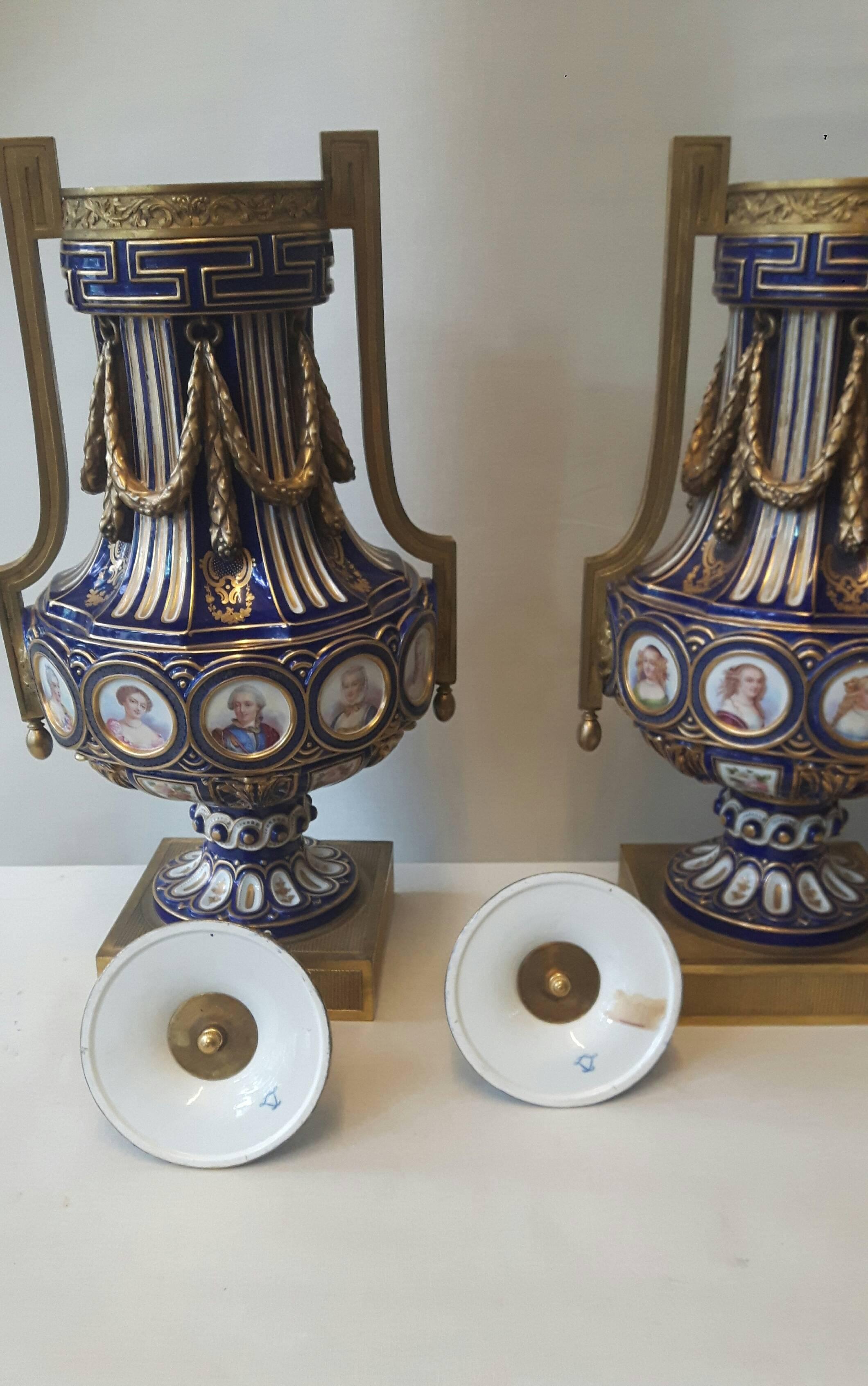 Louis XIV Rare paire de vases de style Svres du 19ème siècle en vente