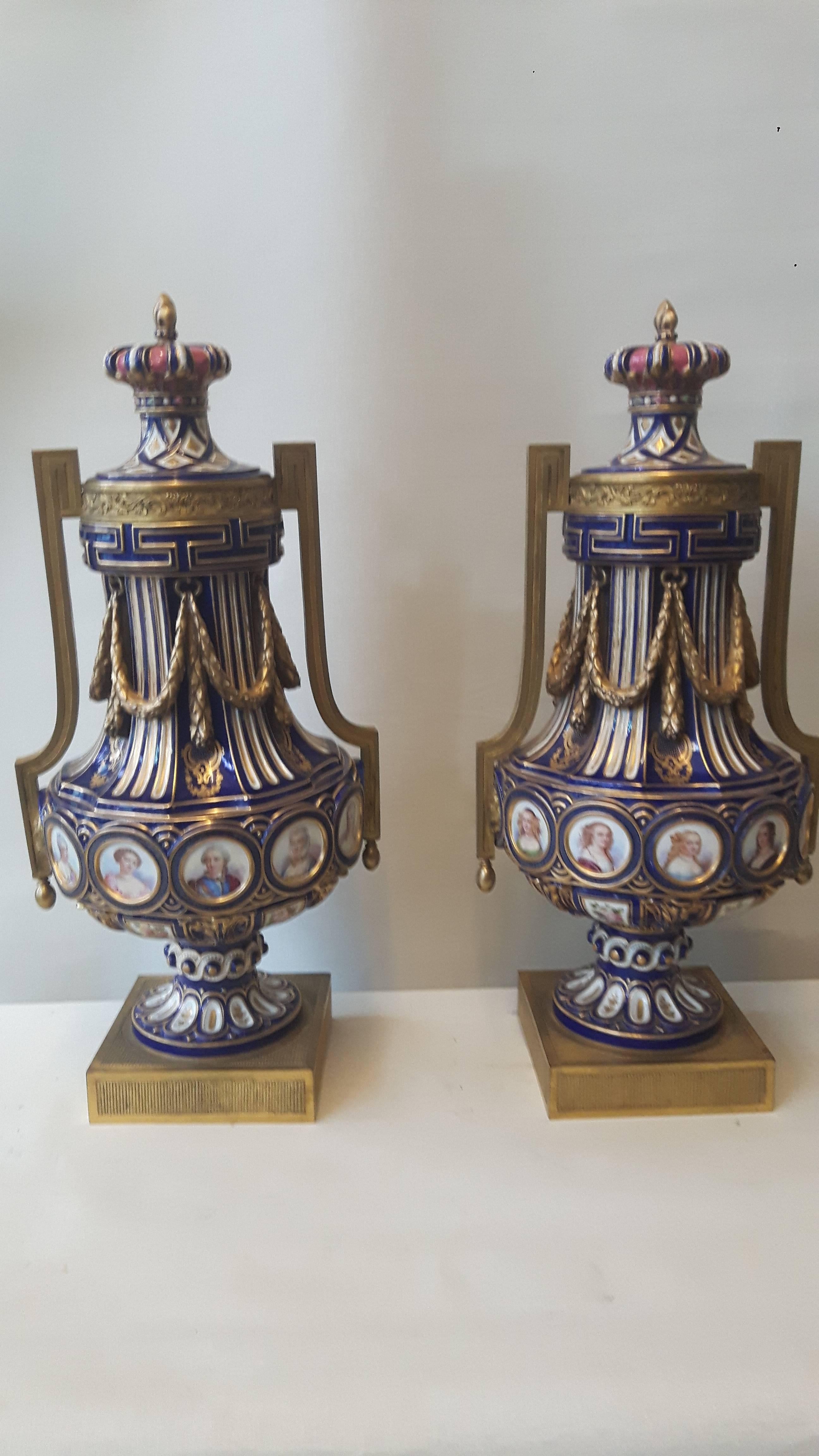 Français Rare paire de vases de style Svres du 19ème siècle en vente