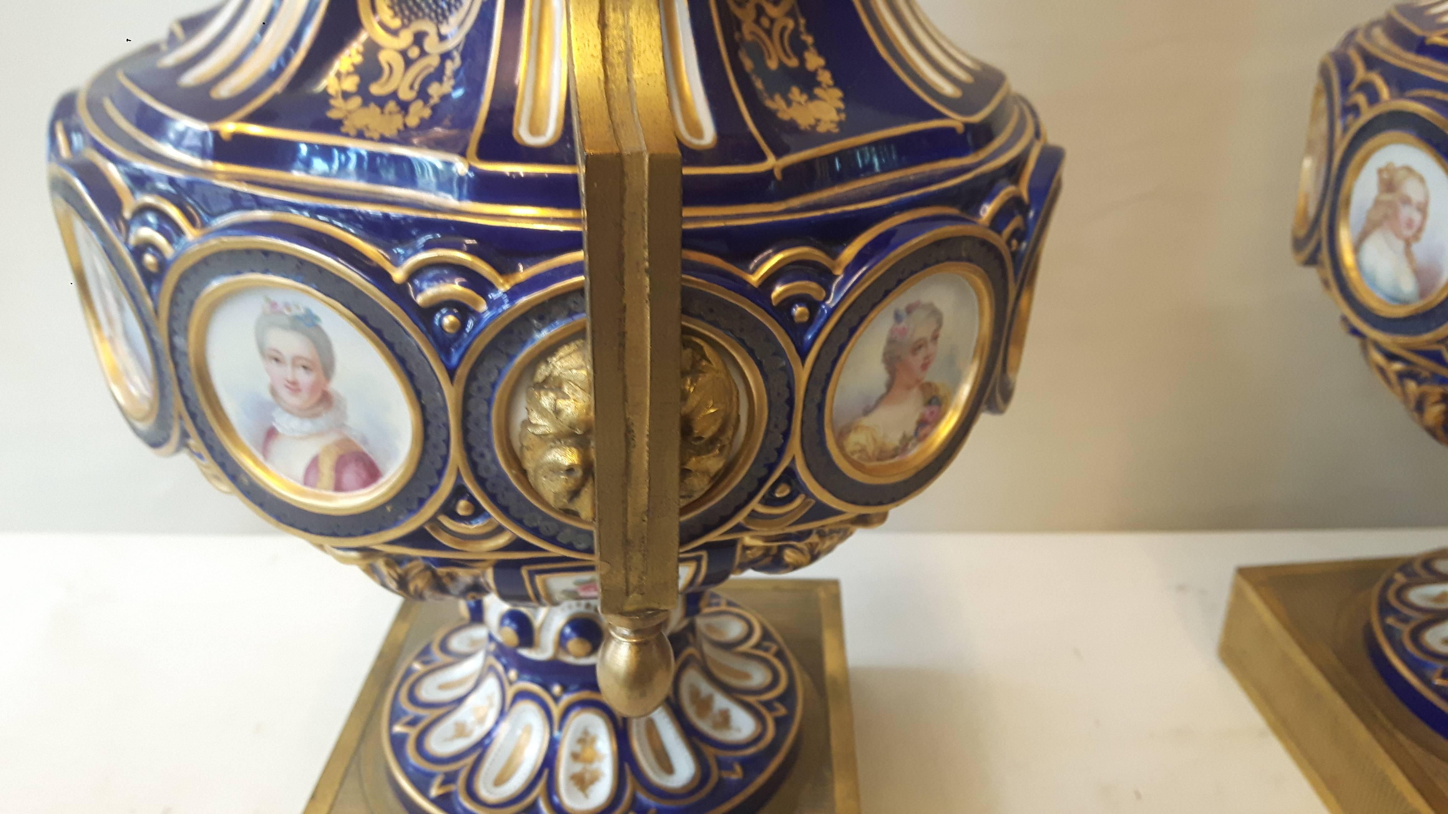 Moulage Rare paire de vases de style Svres du 19ème siècle en vente