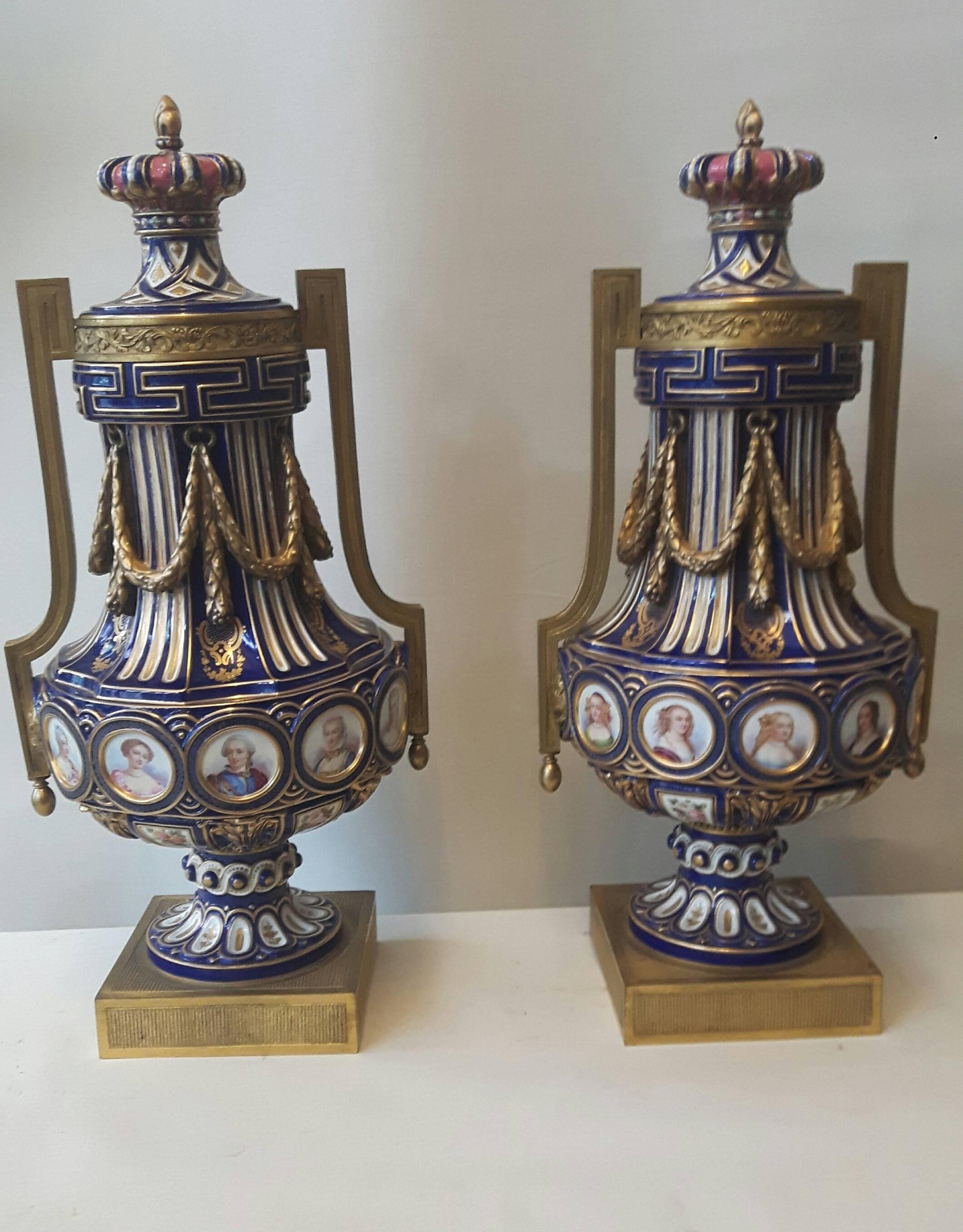 Rare paire de vases de style Svres du 19ème siècle Excellent état - En vente à London, GB