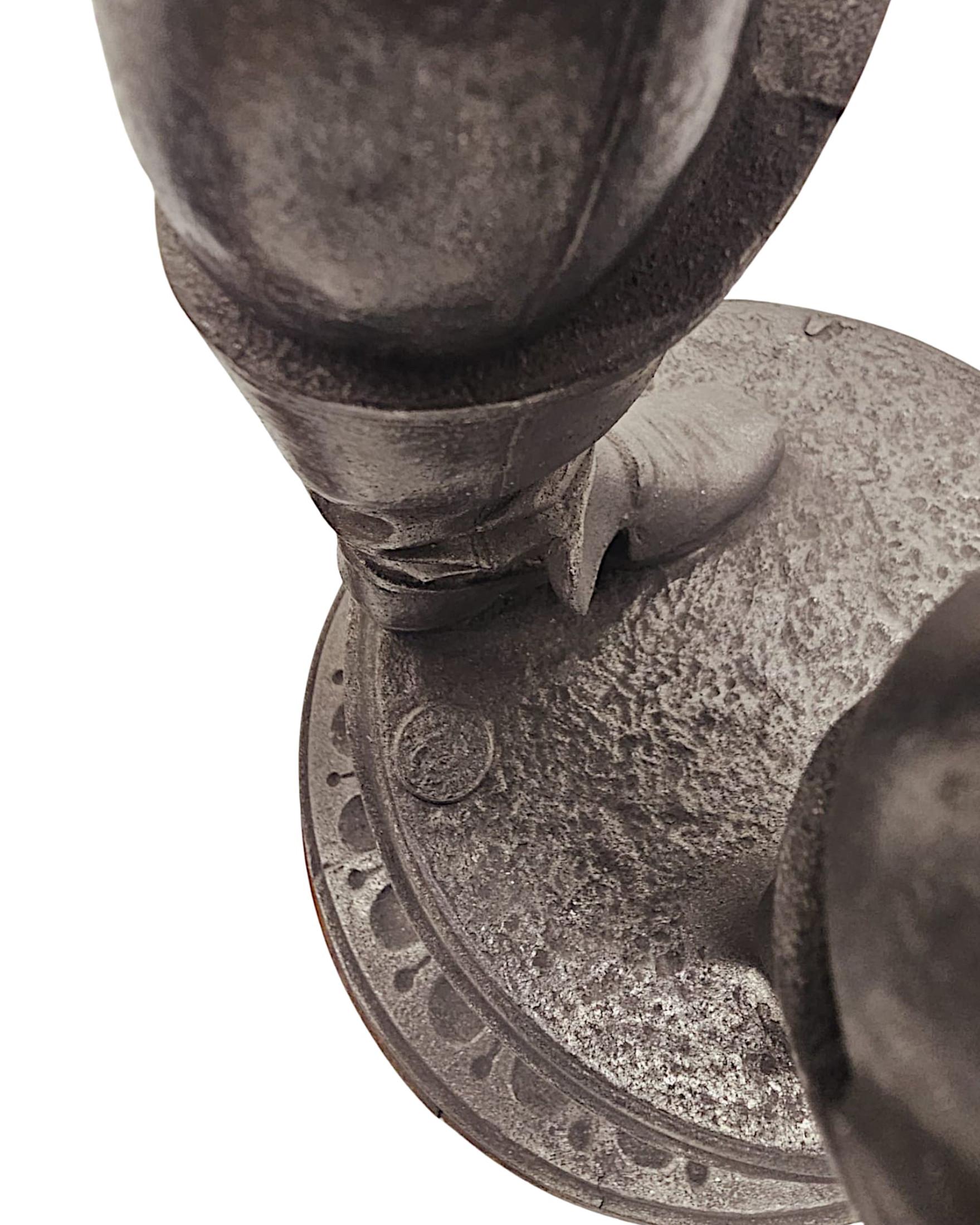 Una rara coppia di sculture figurate di cavaliere in spelta del XIX secolo in vendita 5