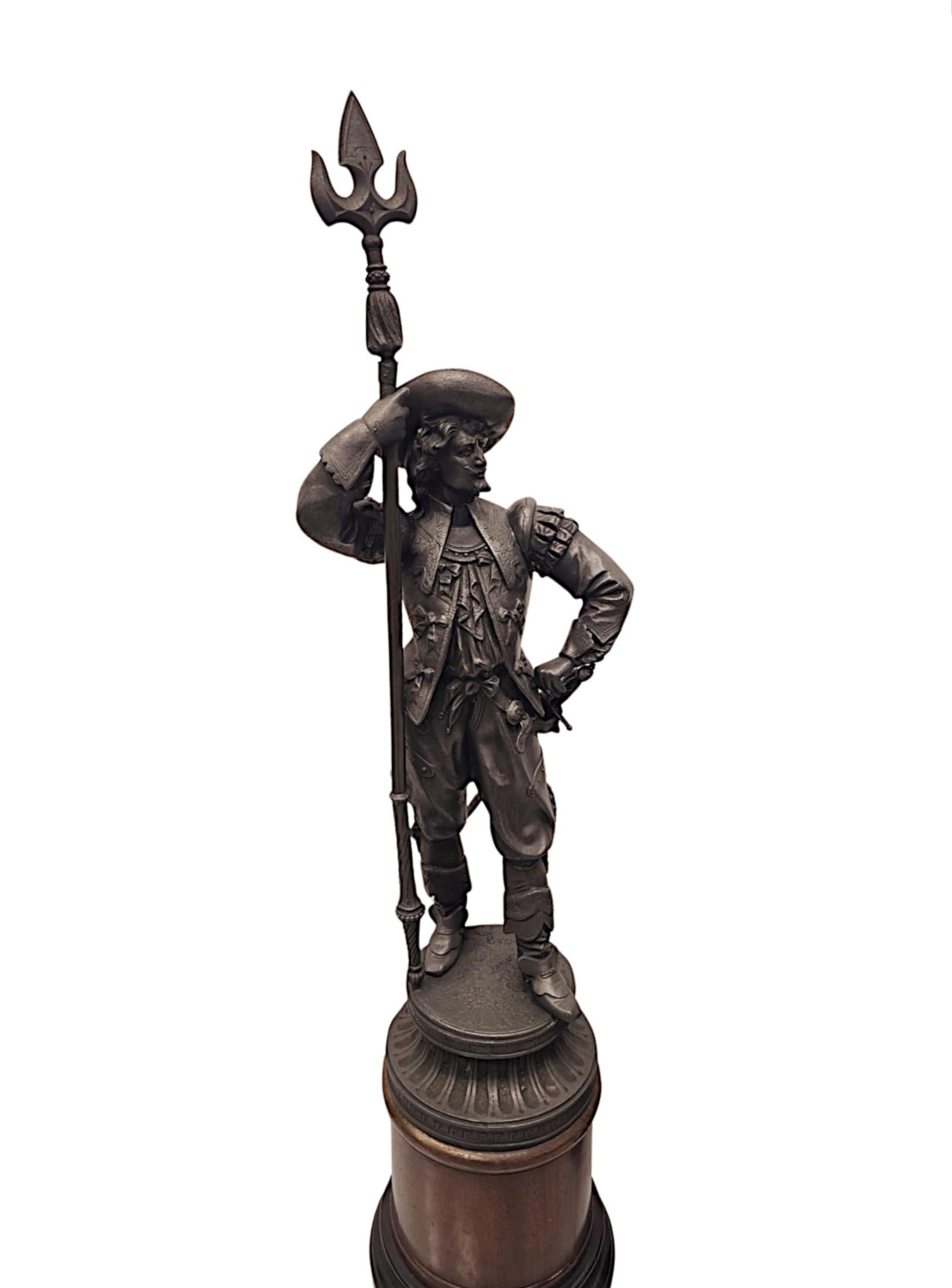 Una rara coppia di sculture figurative in spelta francese del XIX secolo che raffigurano una coppia di soldati cavalieri.  Questa splendida coppia è finemente fusa e di qualità eccezionale con una ricca patinatura, dettagli favolosi ed entrambi sono