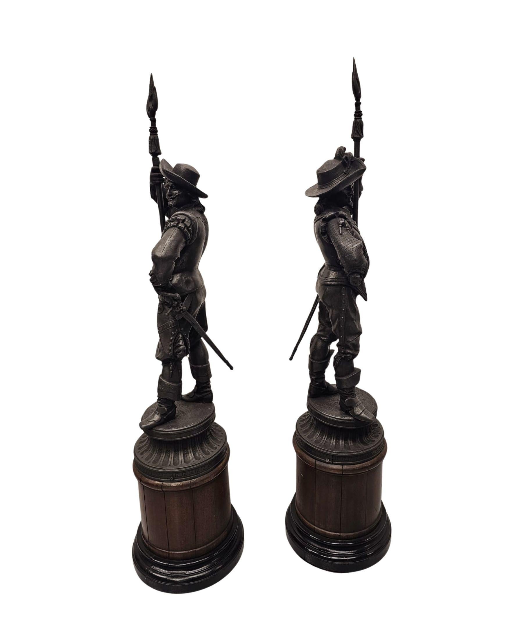 Una rara coppia di sculture figurate di cavaliere in spelta del XIX secolo in vendita 1