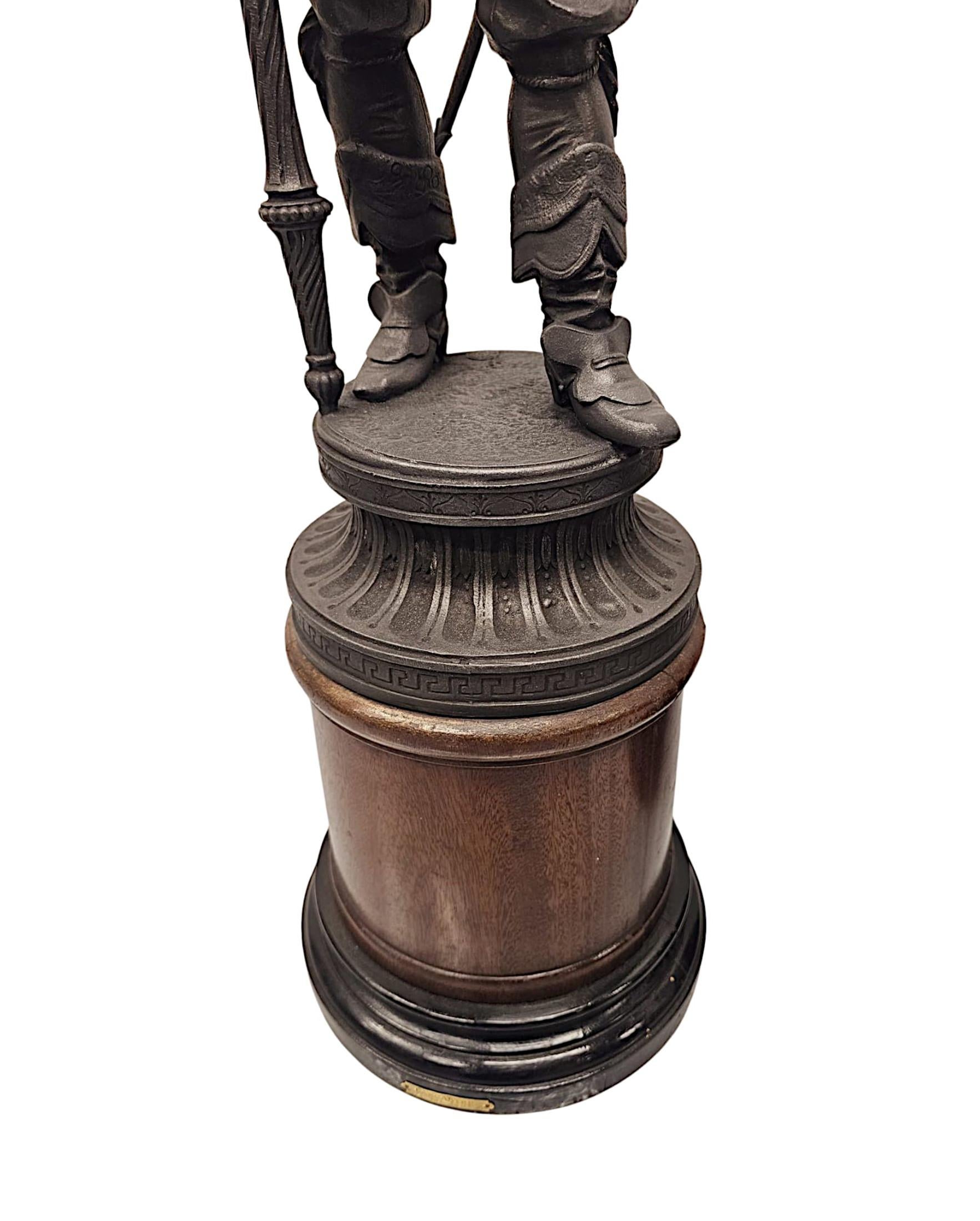 Una rara coppia di sculture figurate di cavaliere in spelta del XIX secolo in vendita 2