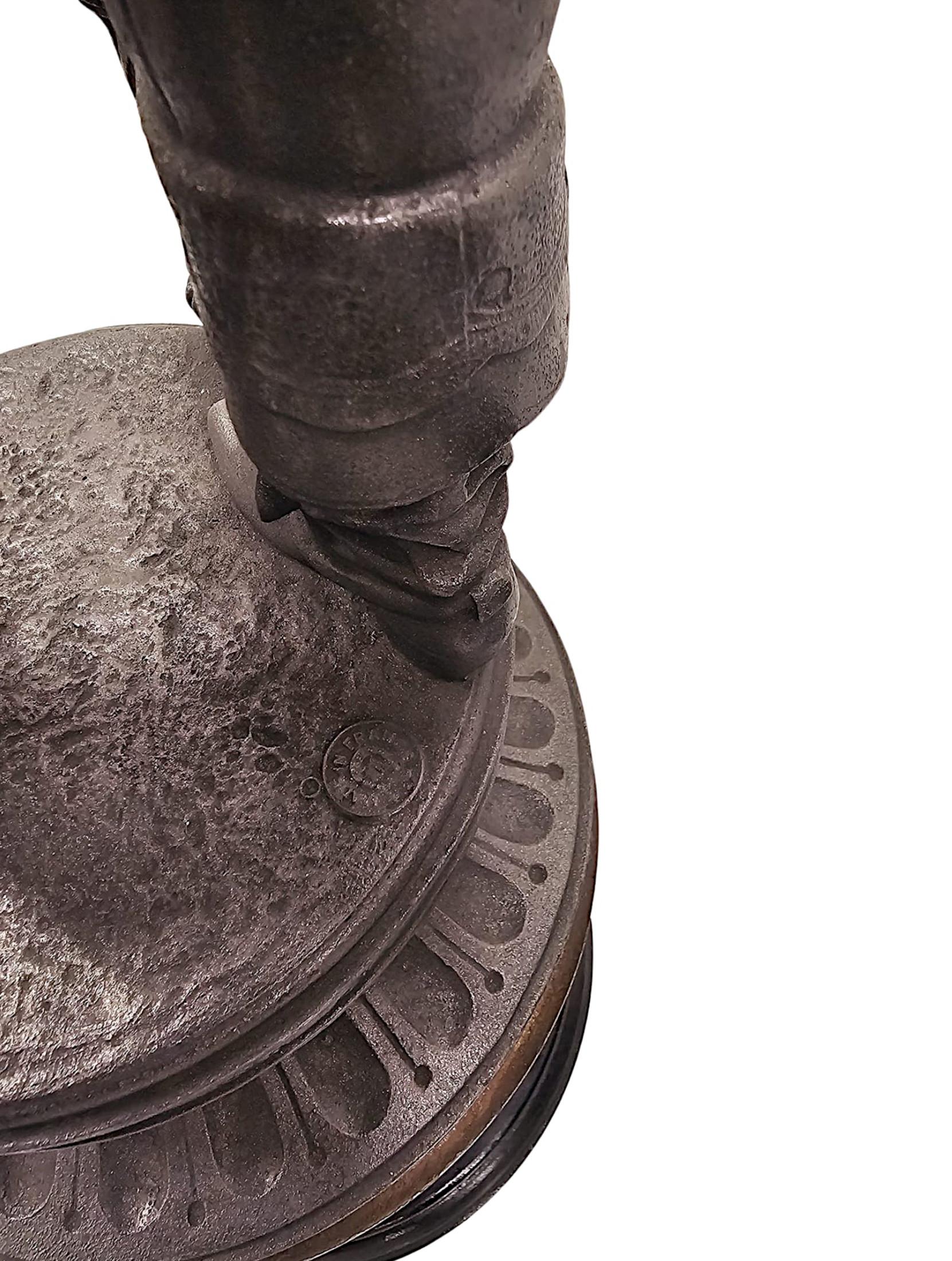 Una rara coppia di sculture figurate di cavaliere in spelta del XIX secolo in vendita 4