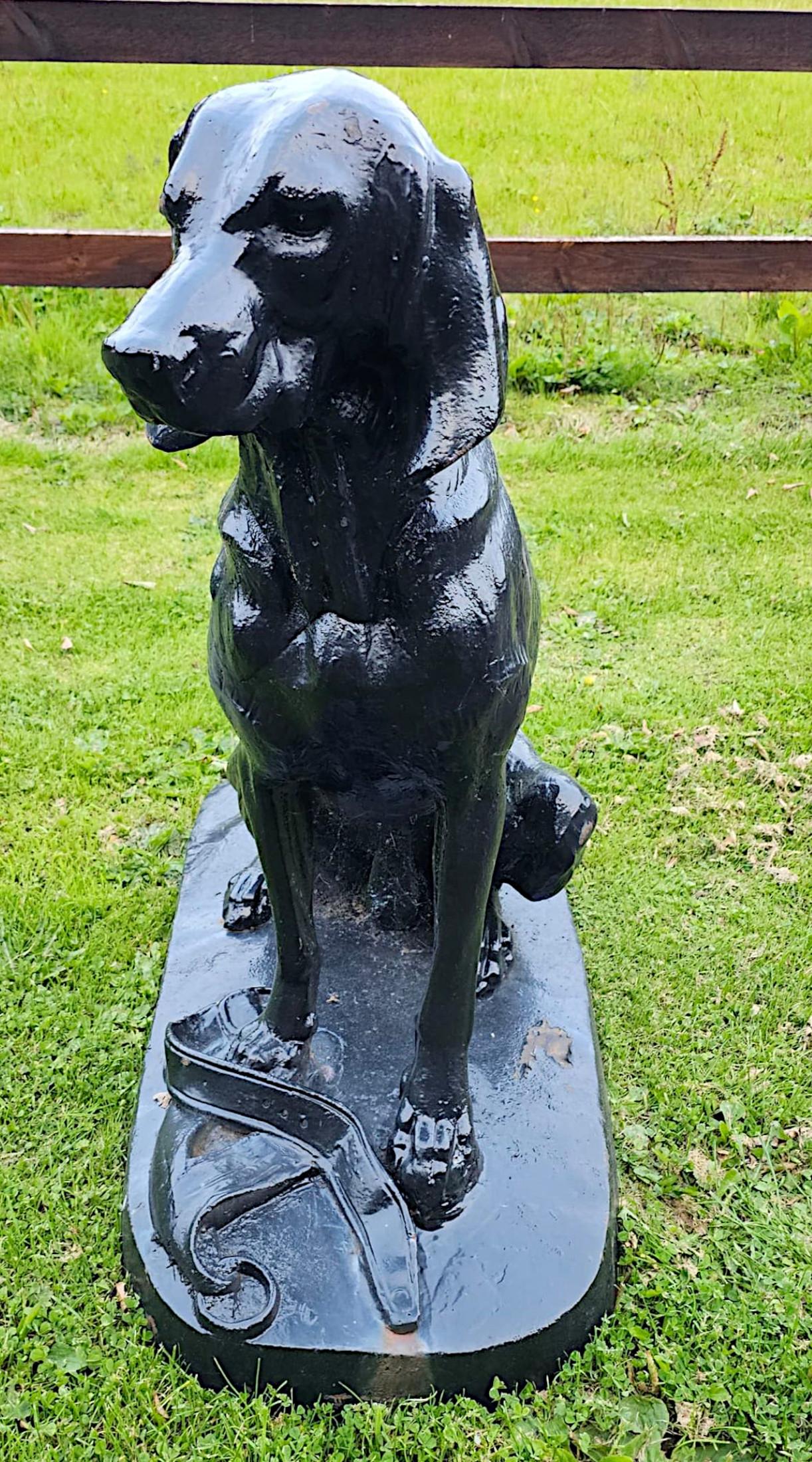 Ein seltenes Paar Tierier- Jagdhunde aus Gusseisen des 20. Jahrhunderts (Eisen) im Angebot