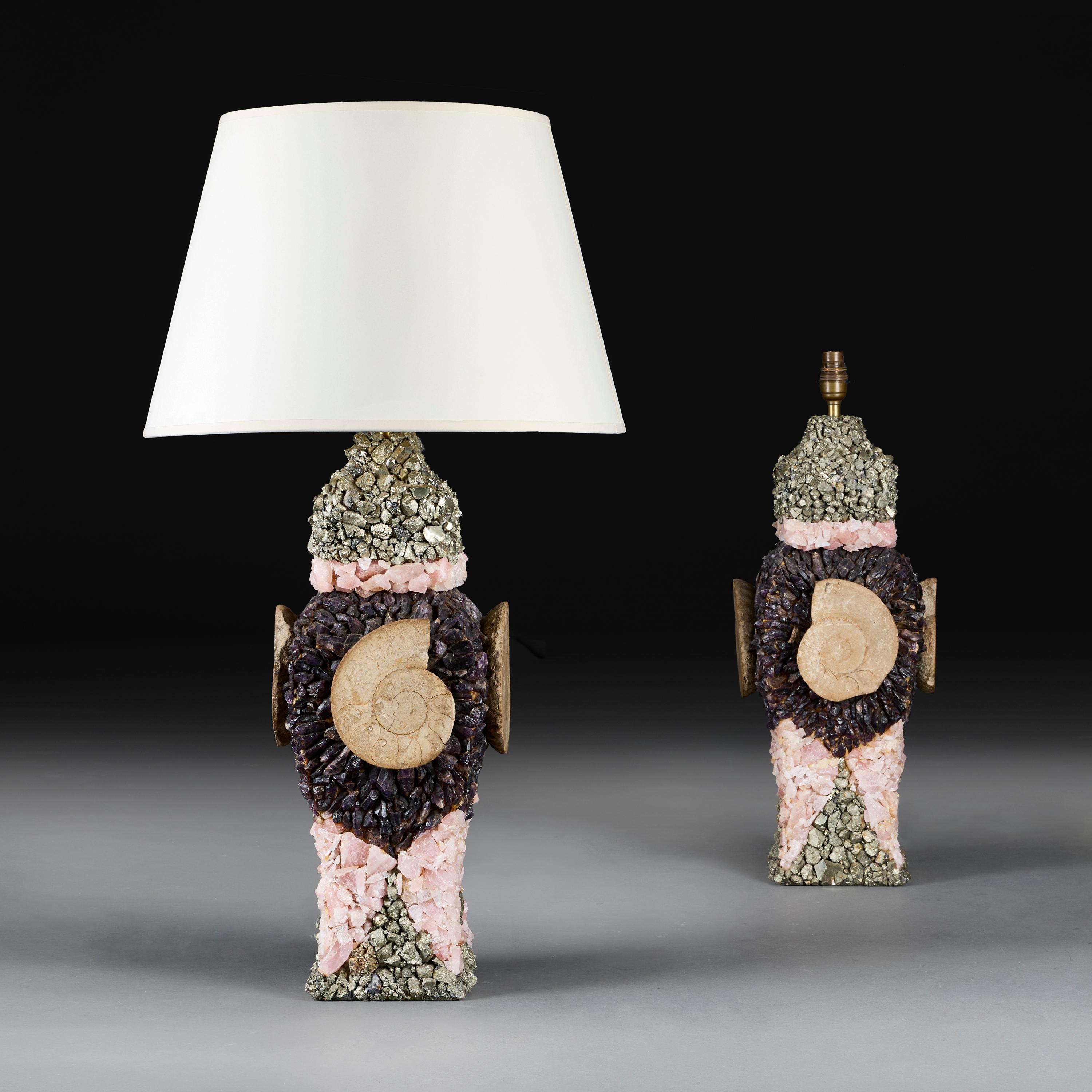 Londra, 1970 circa, di Anthony Redmile London.

Rara coppia di lampade da tavolo del XX secolo in antracite schiacciata, ametista e quarzo rosa di grandi dimensioni, incrostate di ammoniti fossili.

Altezza 54,00 centimetri.
Altezza con paralume
