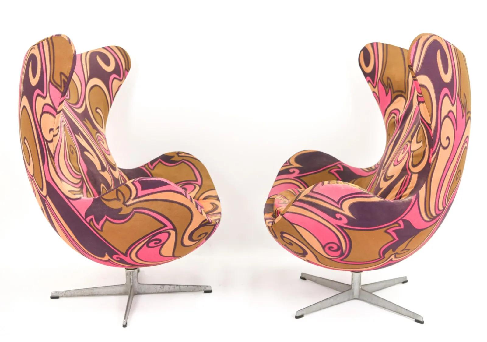 A rare pair of Arne Jacobsen for Fritz Hansen Egg chairs with ottoman, C 1973. In Fair Condition For Sale In Philadelphia, PA