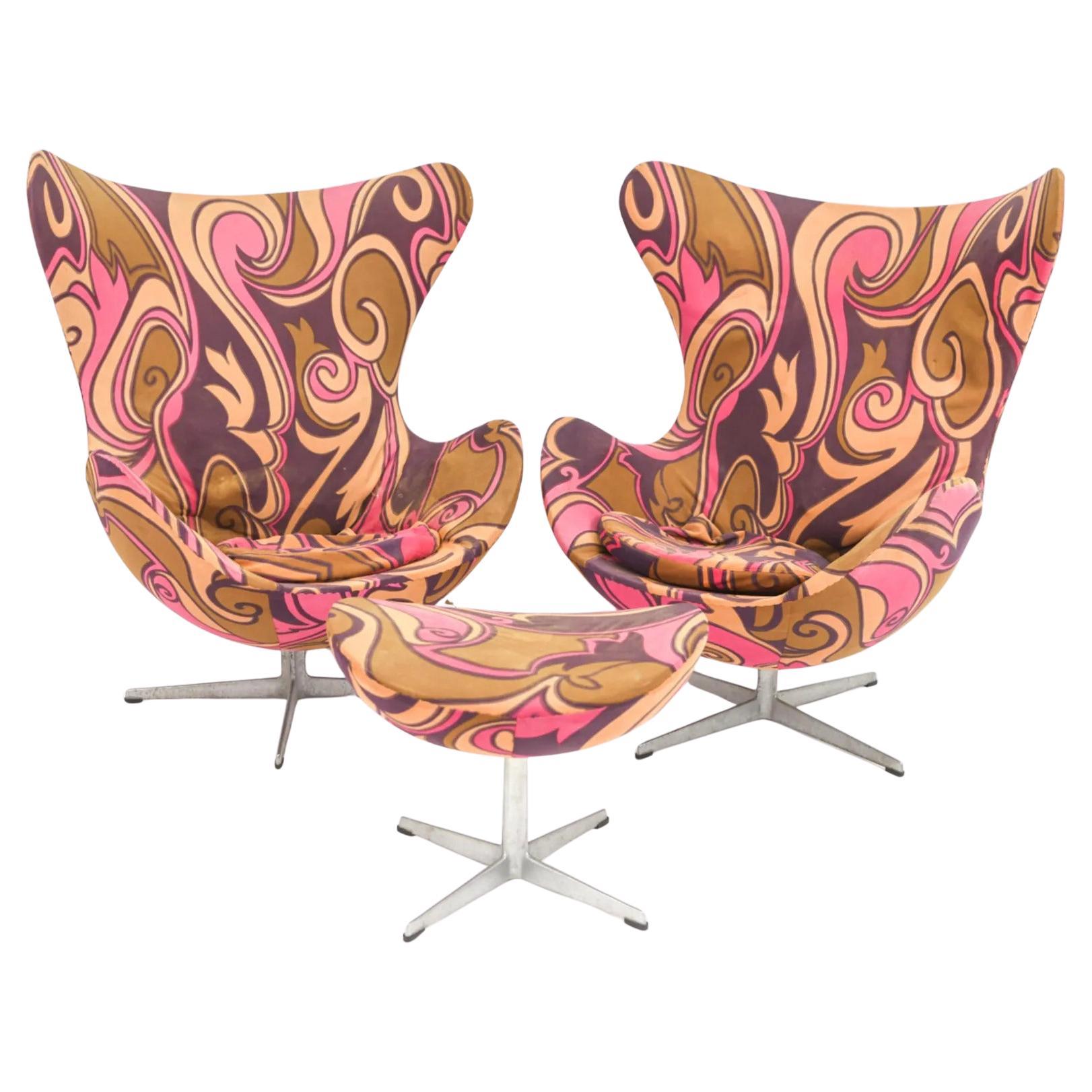 A rare pair of Arne Jacobsen for Fritz Hansen Egg chairs with ottoman, C 1973. For Sale